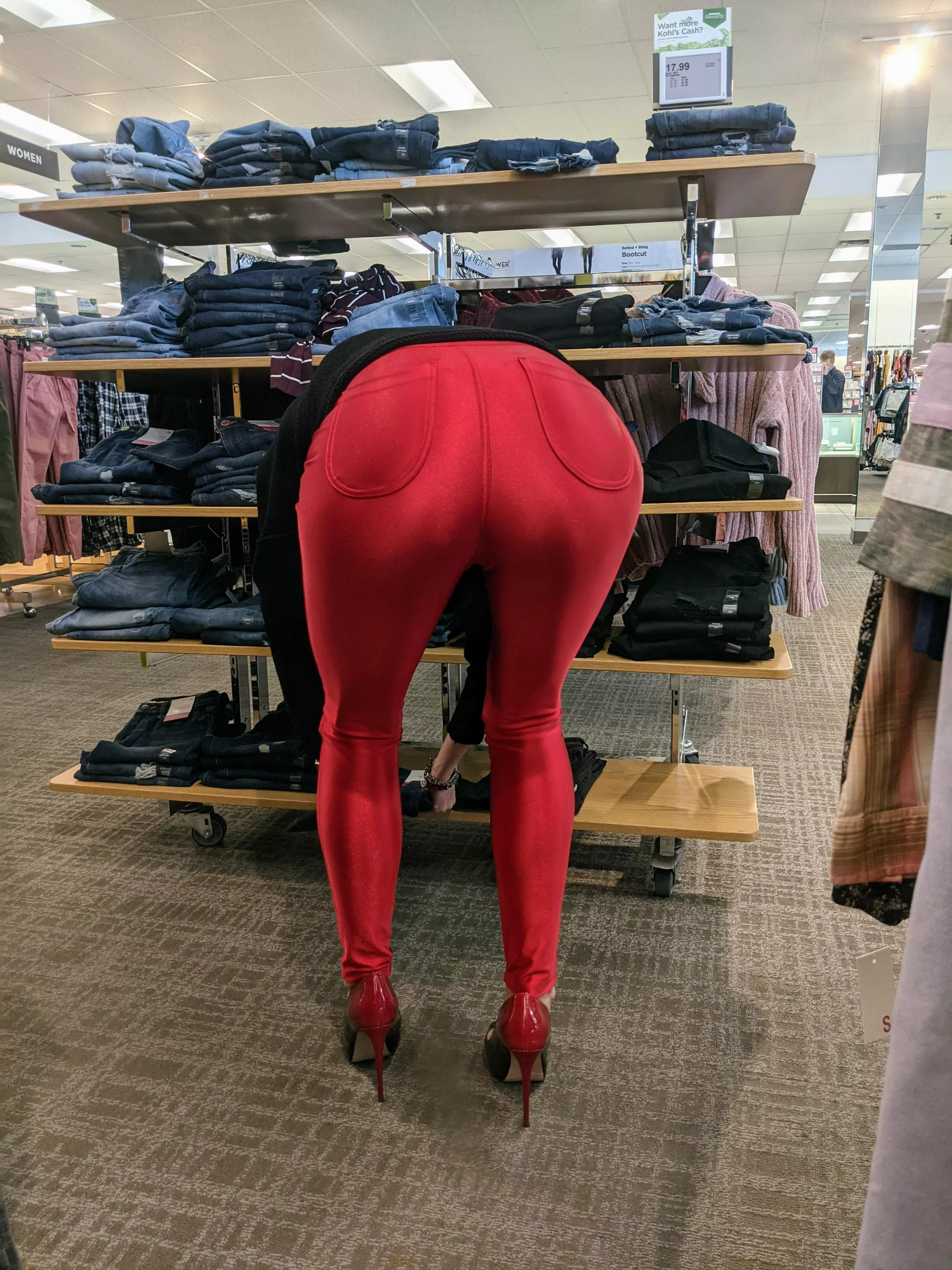 Sexy leggings from a secret Redditor