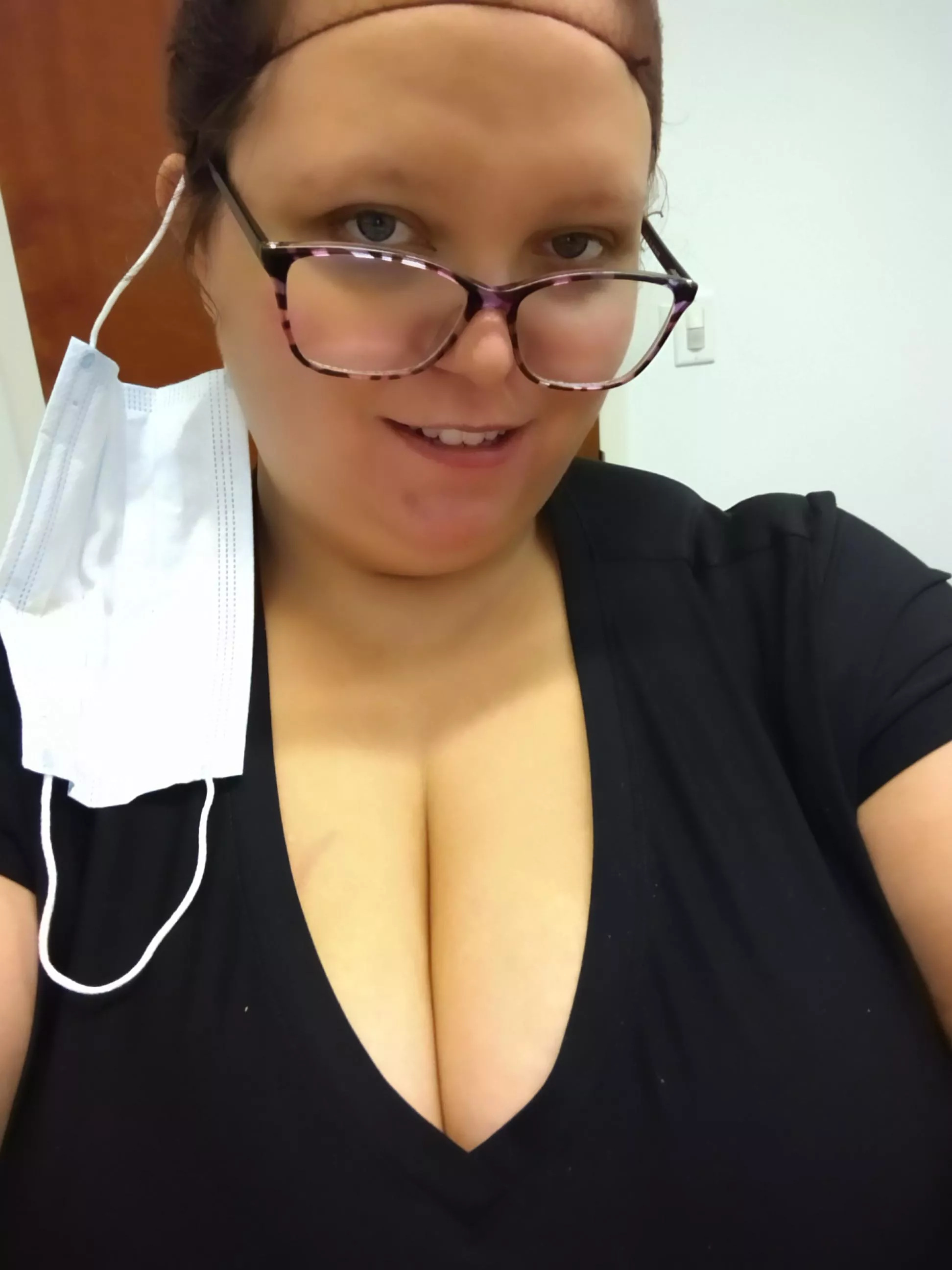 Sexy lunch lady cleavage.