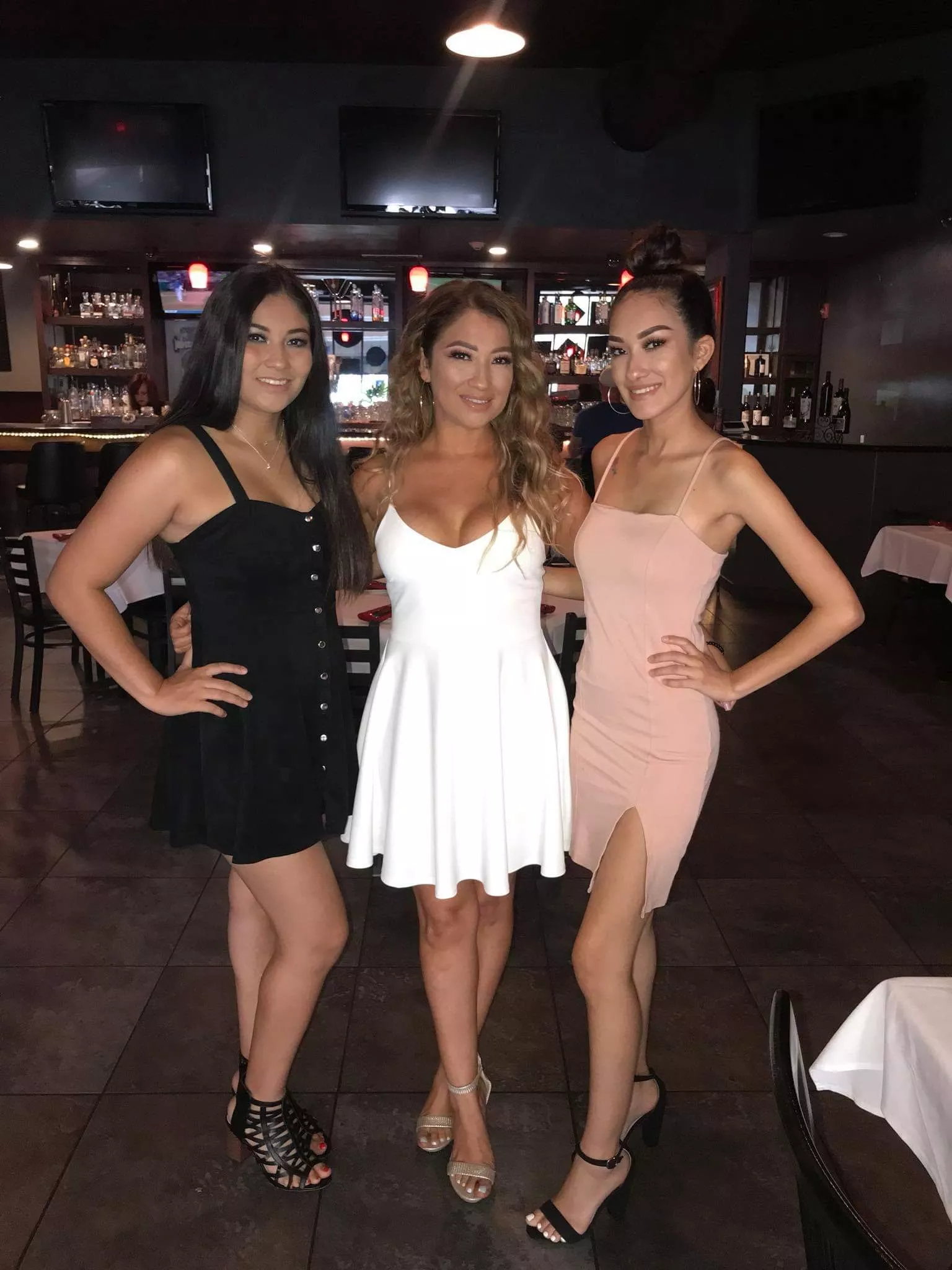 Sexy Milf (Middle) And Her 2 Hot Daughters