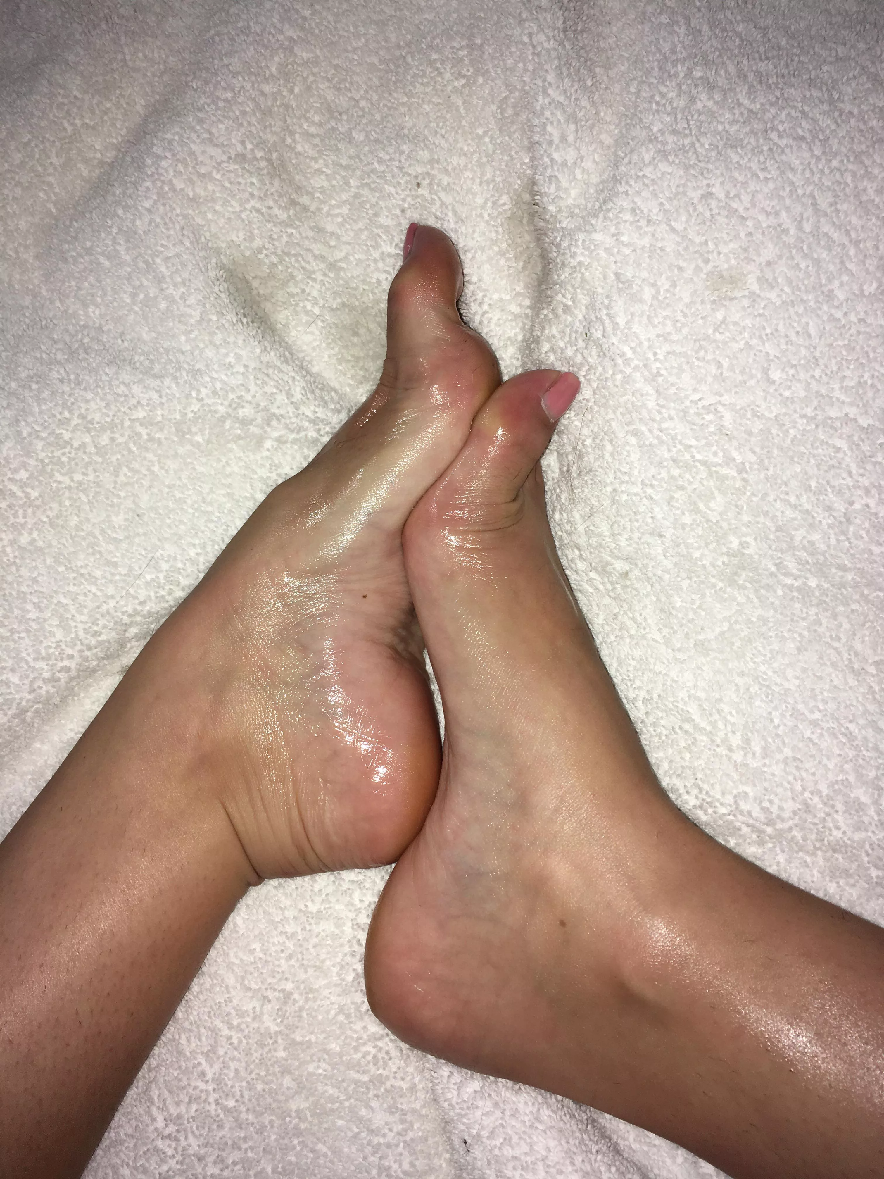 shiny oiled feet 👣 💦