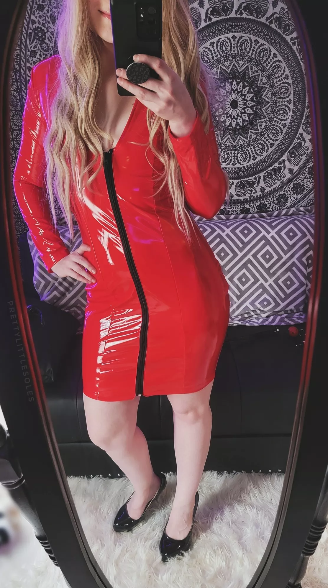 Shiny red dresses make you weak ðŸ¥µðŸ˜ˆ [oc]