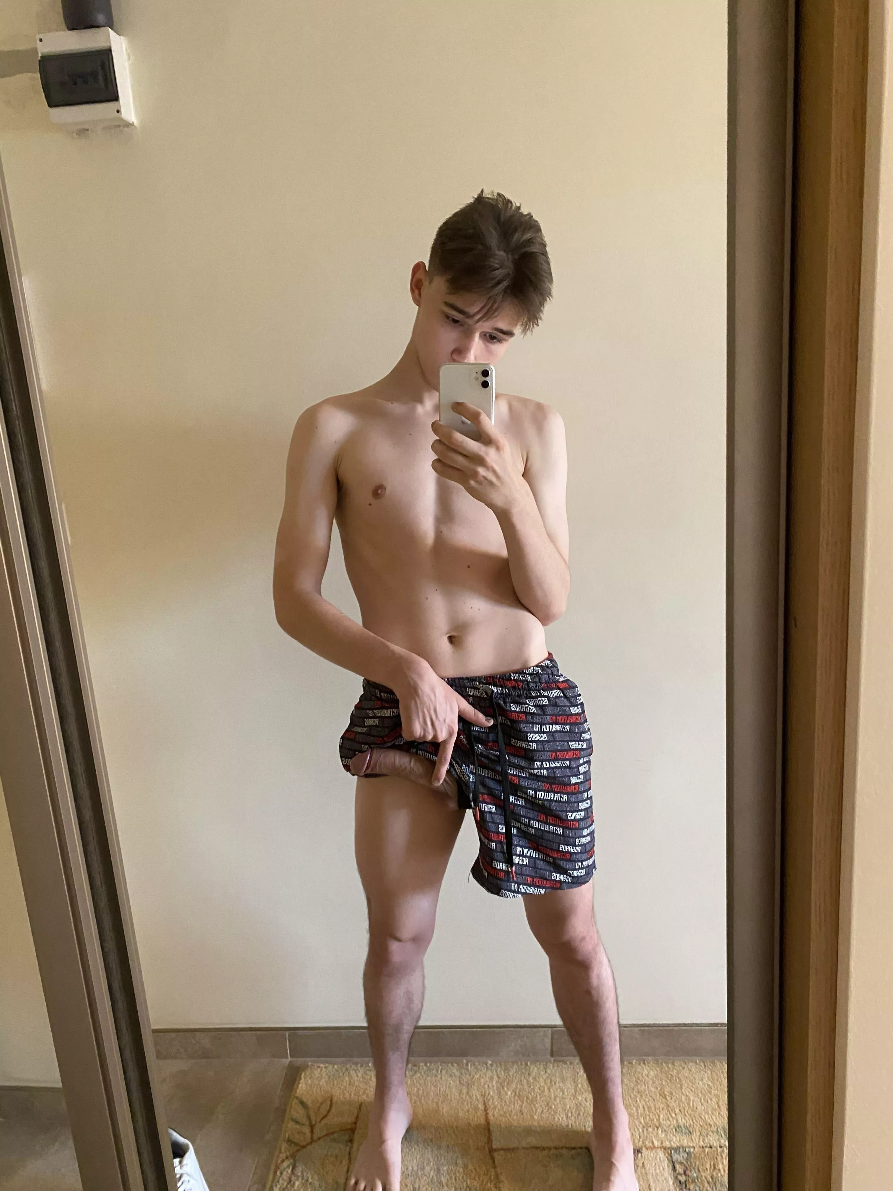 Skinny twink, big dick 🍆