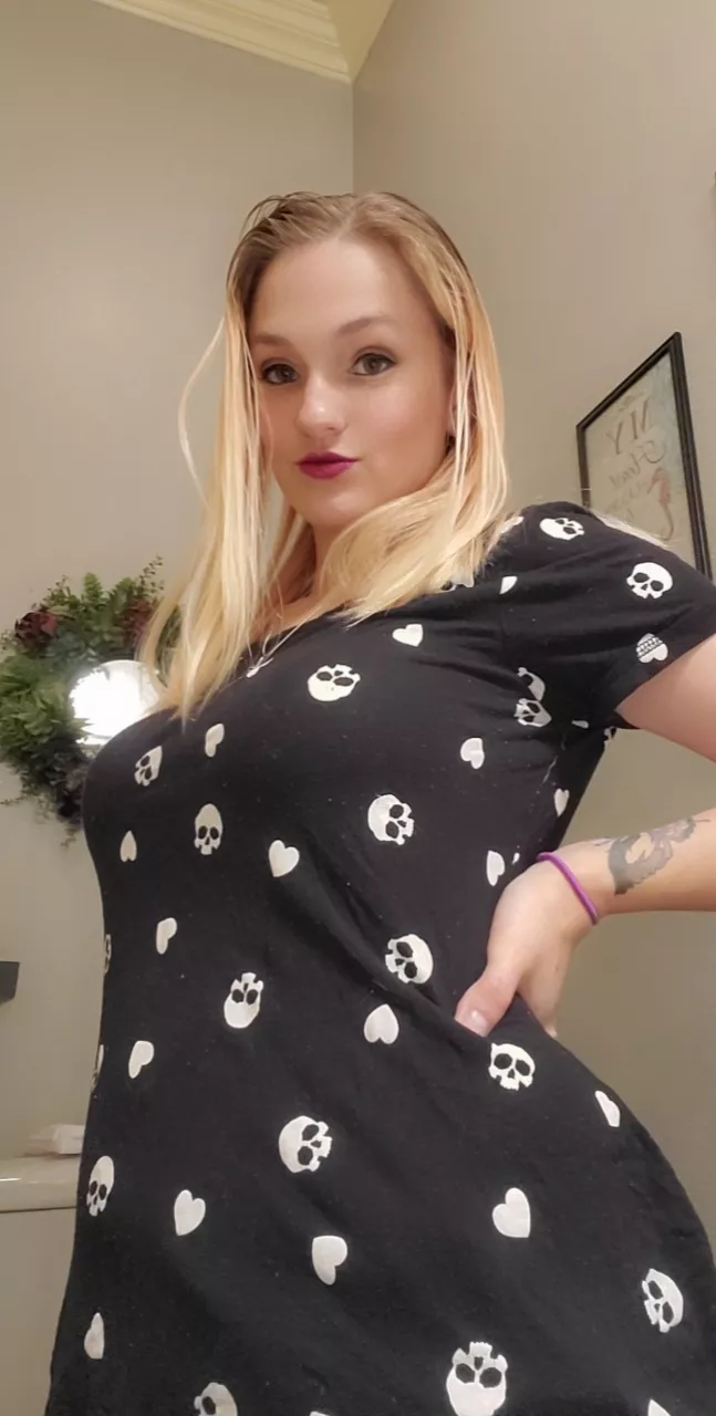 Skull shirt showing the curves