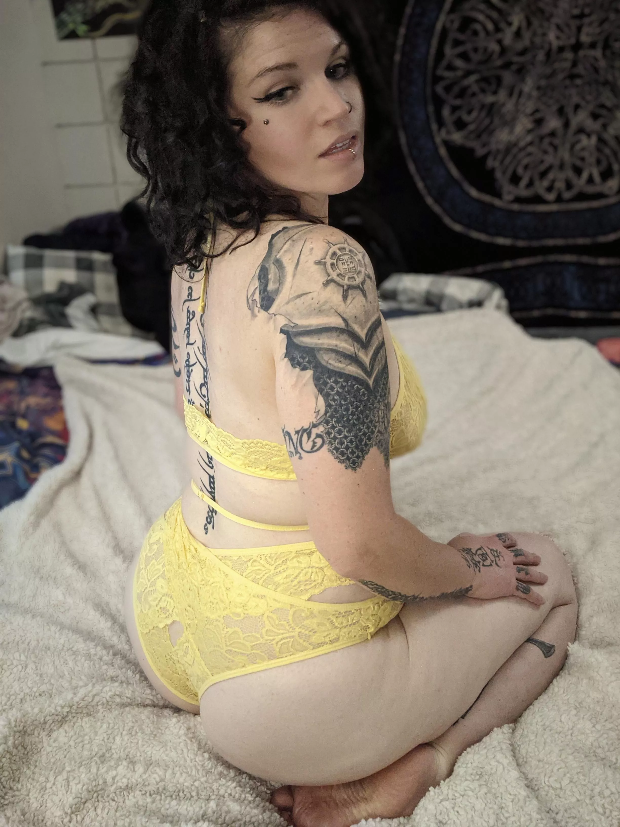 Slutty inked Snow White vibes:)