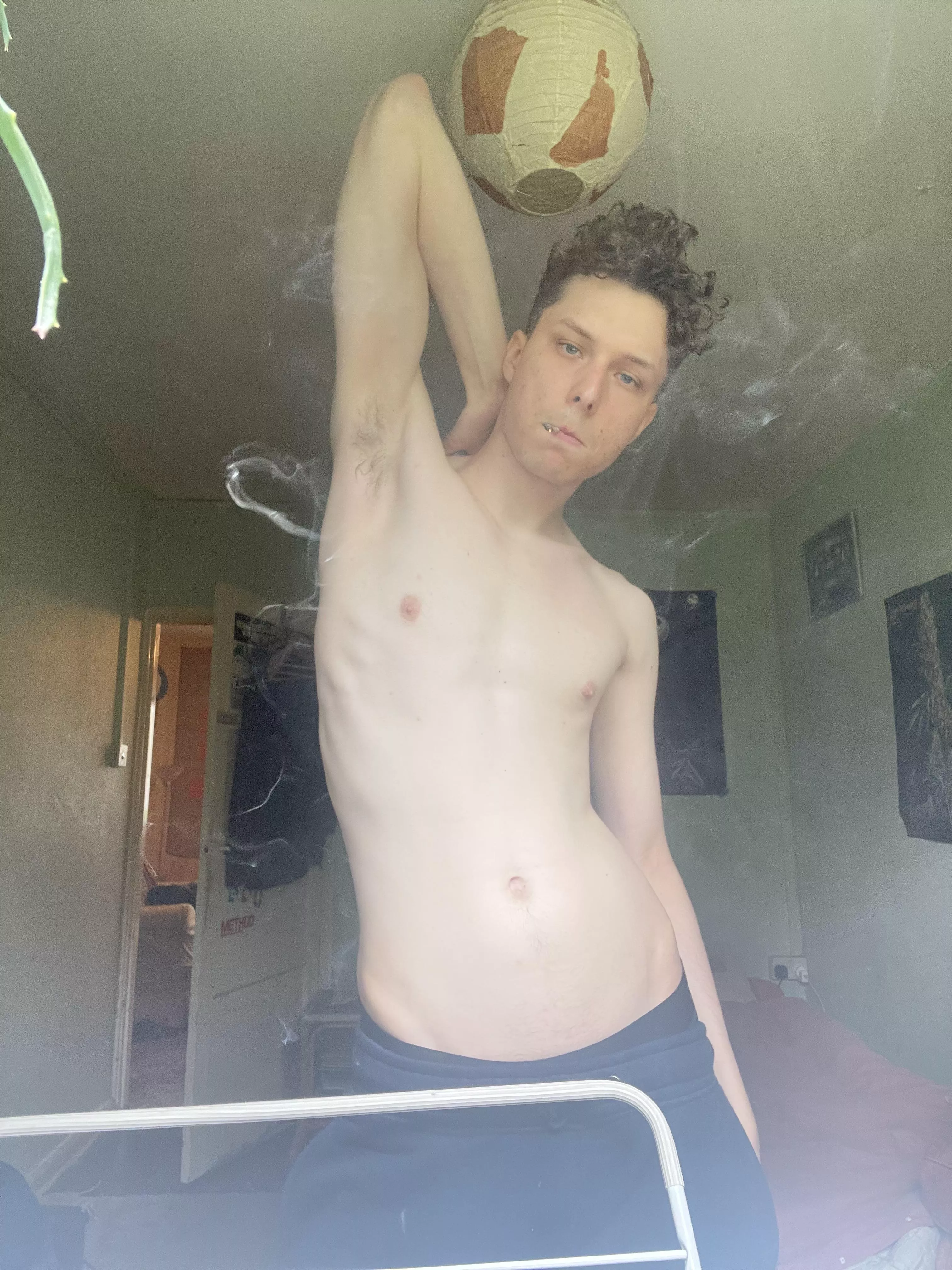 Sniff my stoner twink pits! 🤣🥰