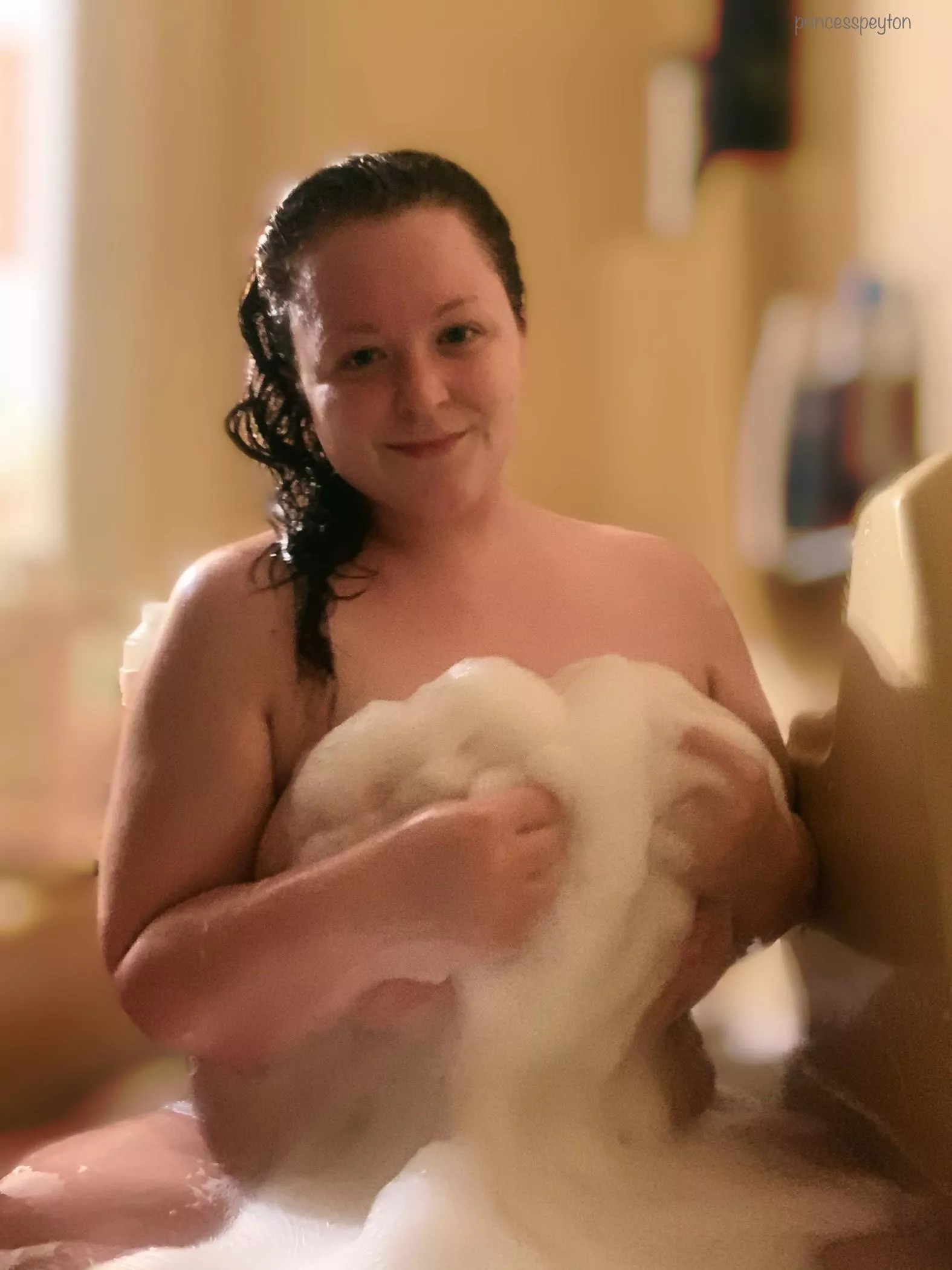 so many bubbles ðŸ’ðŸ’ cum play with me