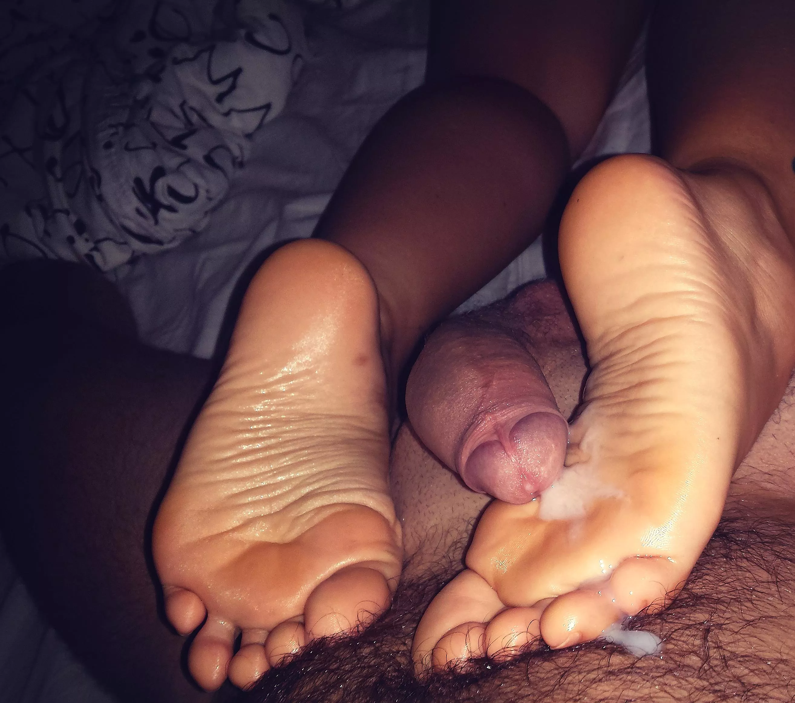 So much cum on my little soles 😋🥵