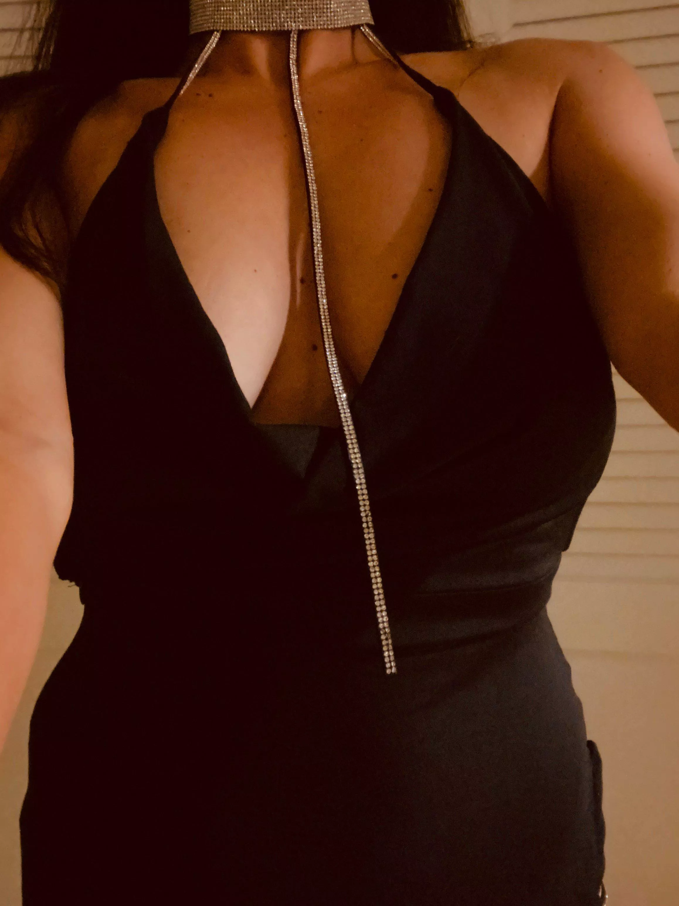 So sexy, love when she dresses elegant for a night out