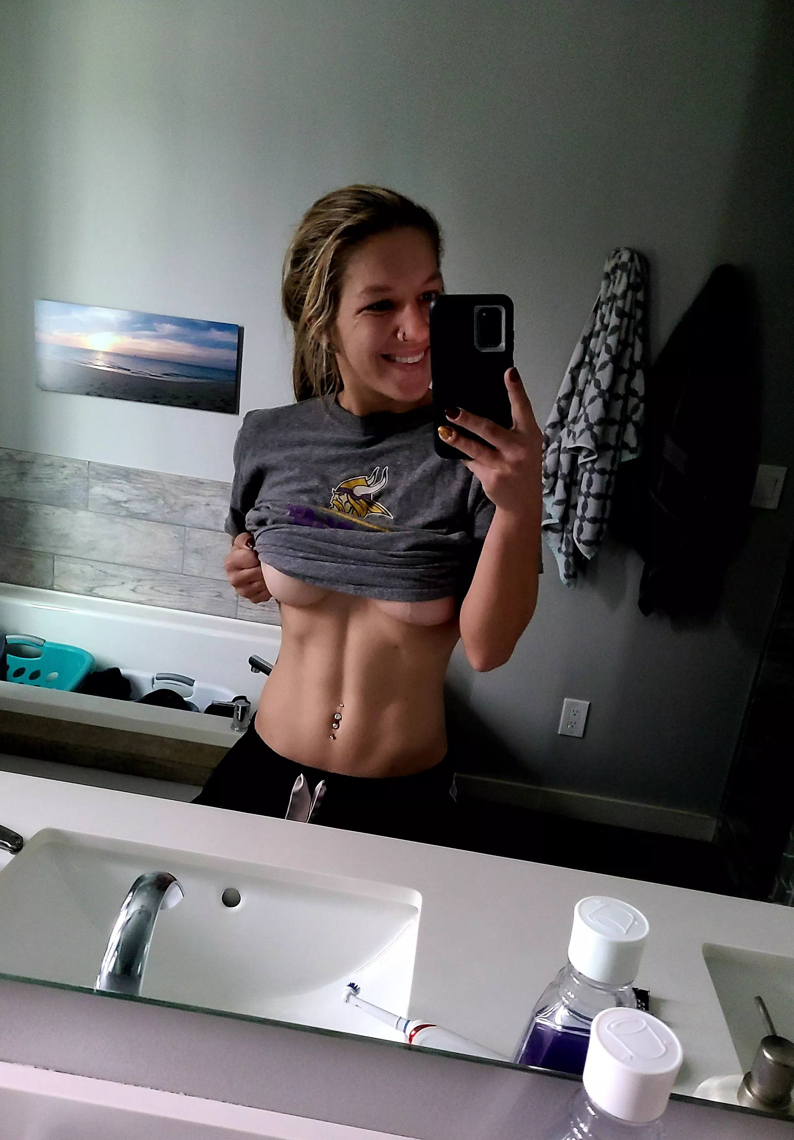 Some abs and underboob â˜º