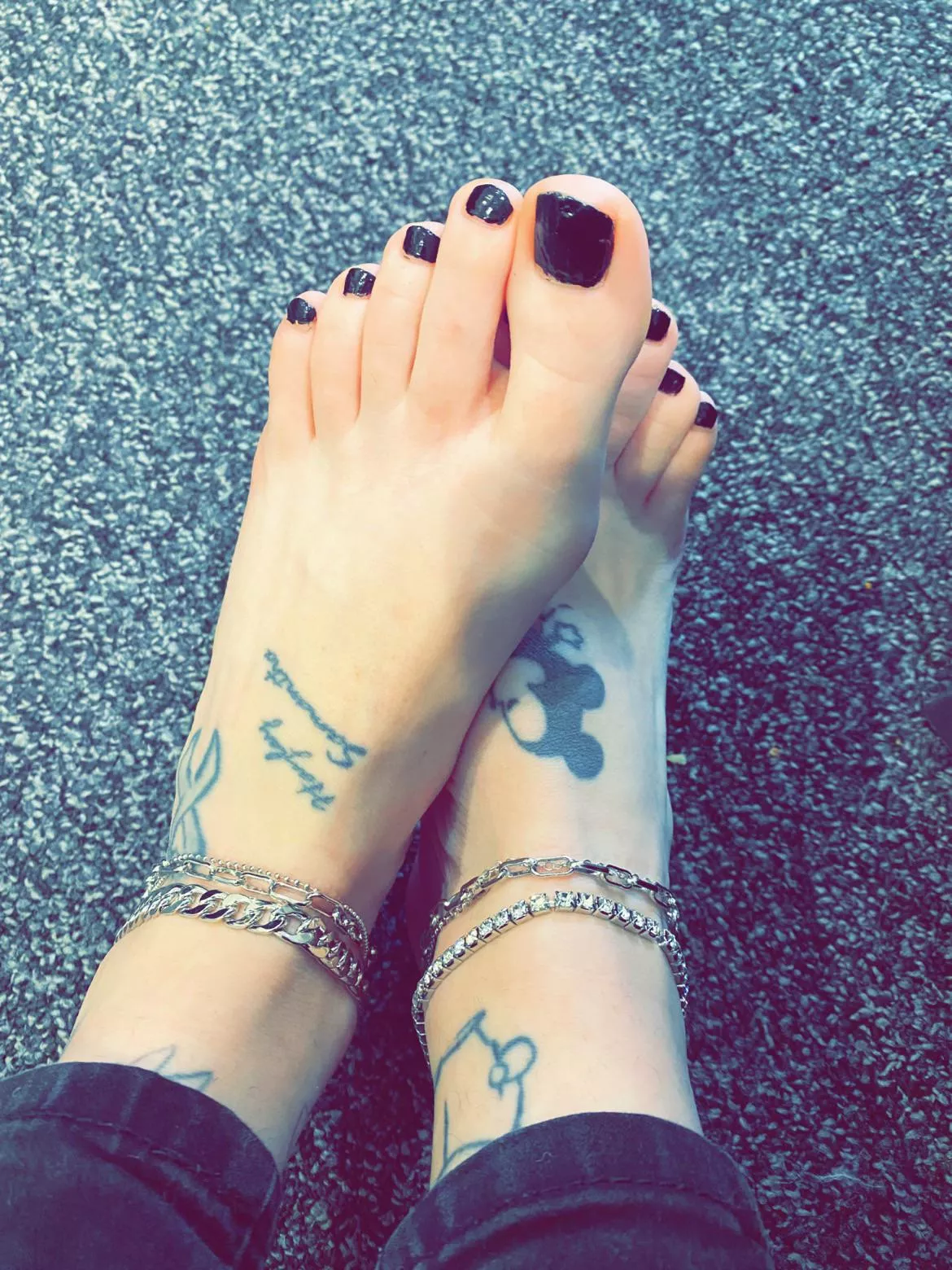 Someone come worship these💕