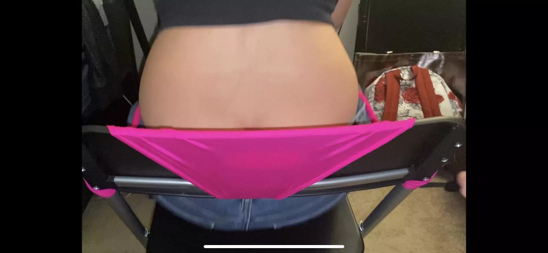 Someone’s stuck in a chair wedgie in her latest episode