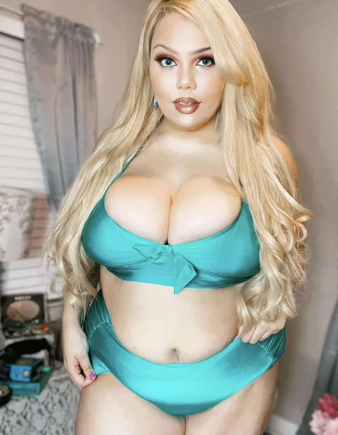 Something about a blonde bbw in a bikini 😈