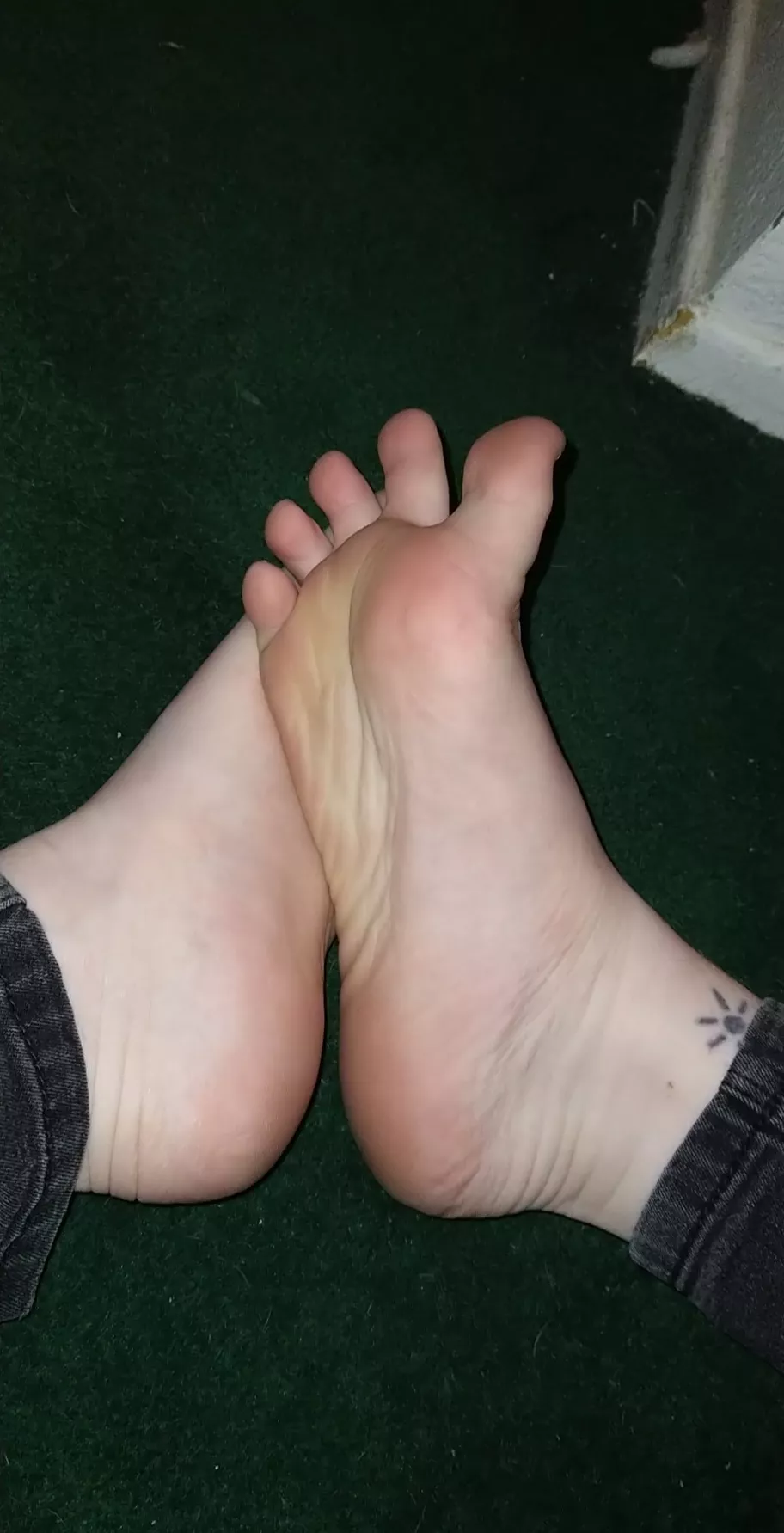 Spread Eagle toes? Haha! (dms open)