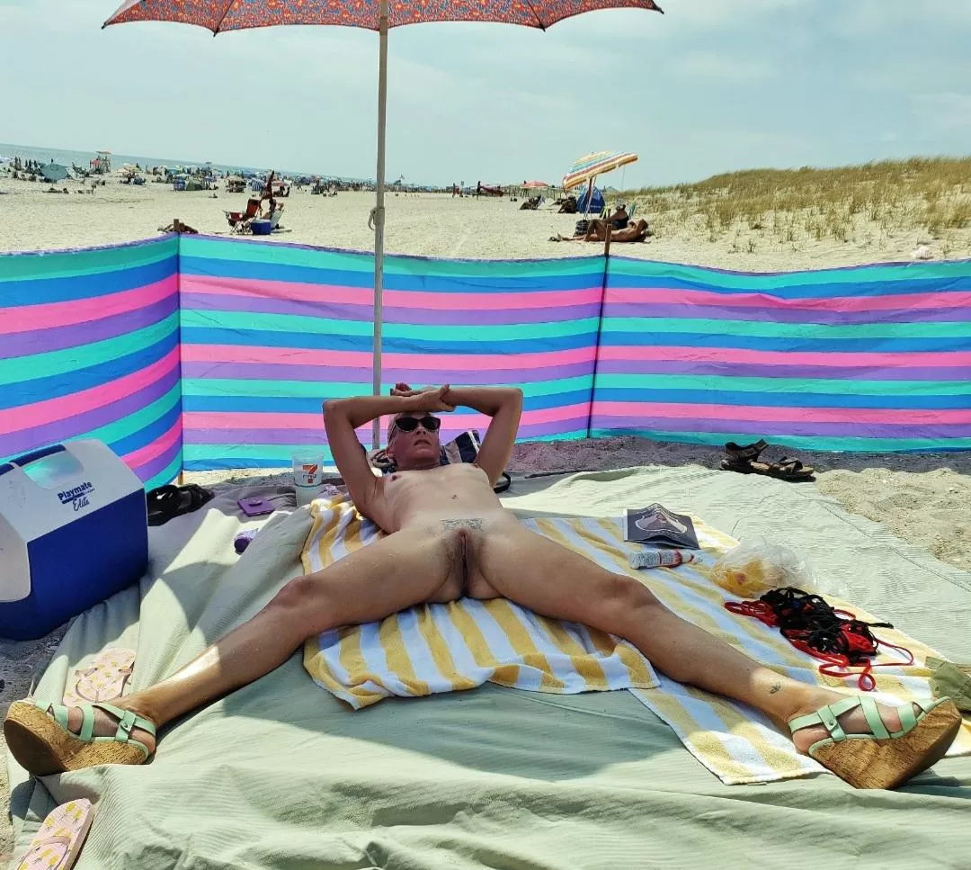 SPREAD out on a public beach😎