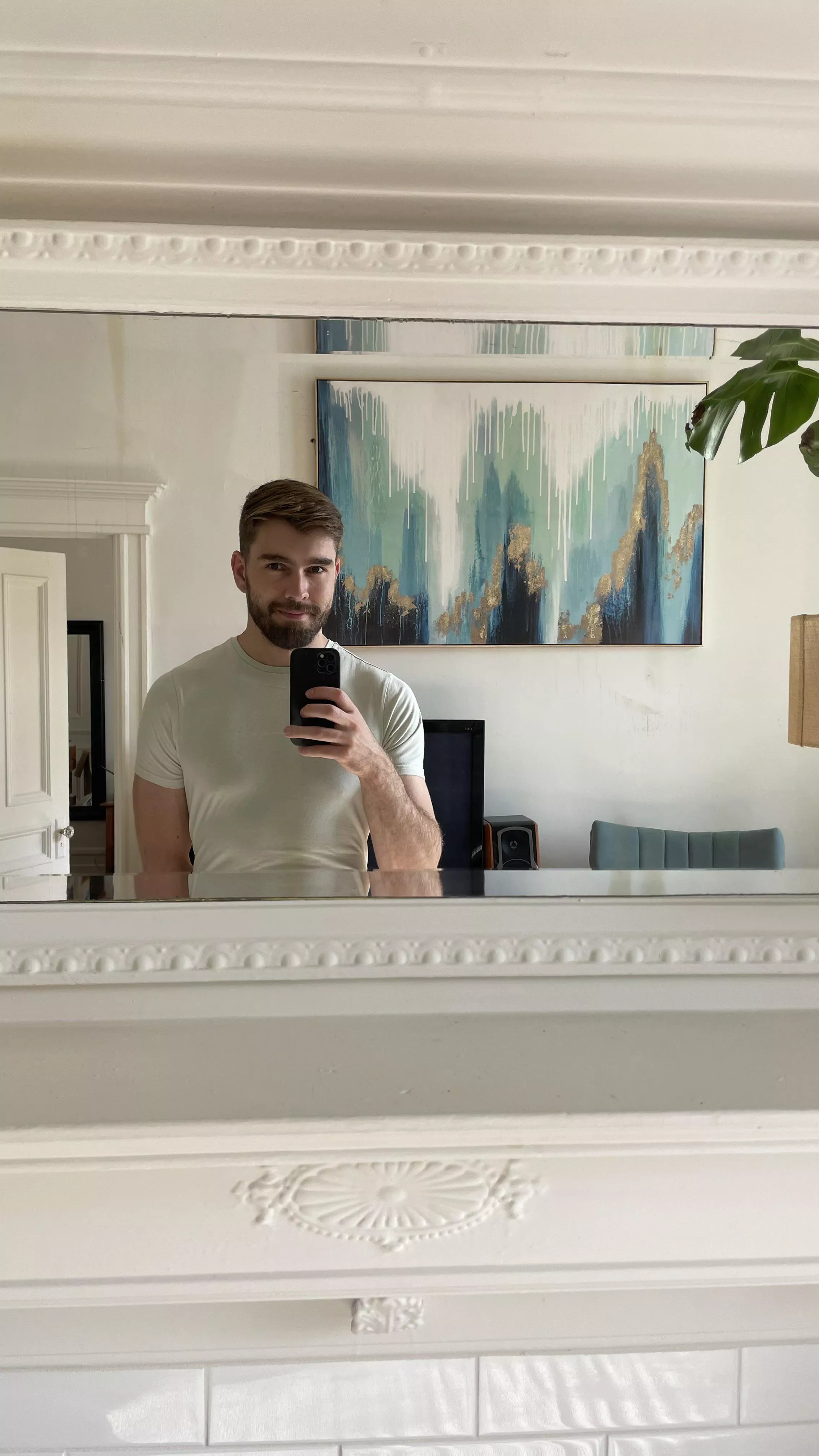 Staying in my friend’s beautiful Montreal apartment. It’s filled with mirrors, plants, and beautiful art 🪞 🪴 🖼 aka an ideal selfie-taking environment 😂