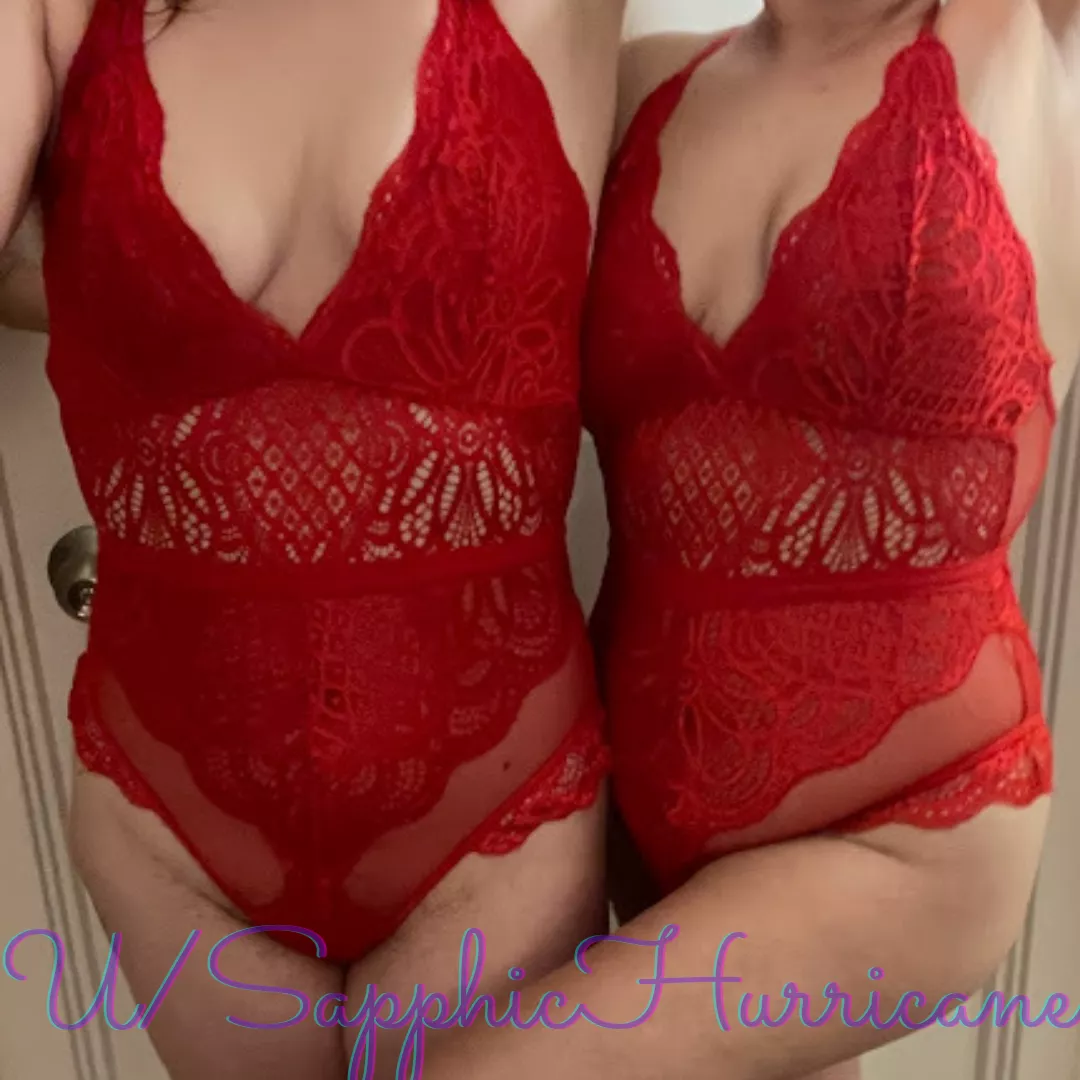 Sunny and Grey in matching red lingerie. 🎅