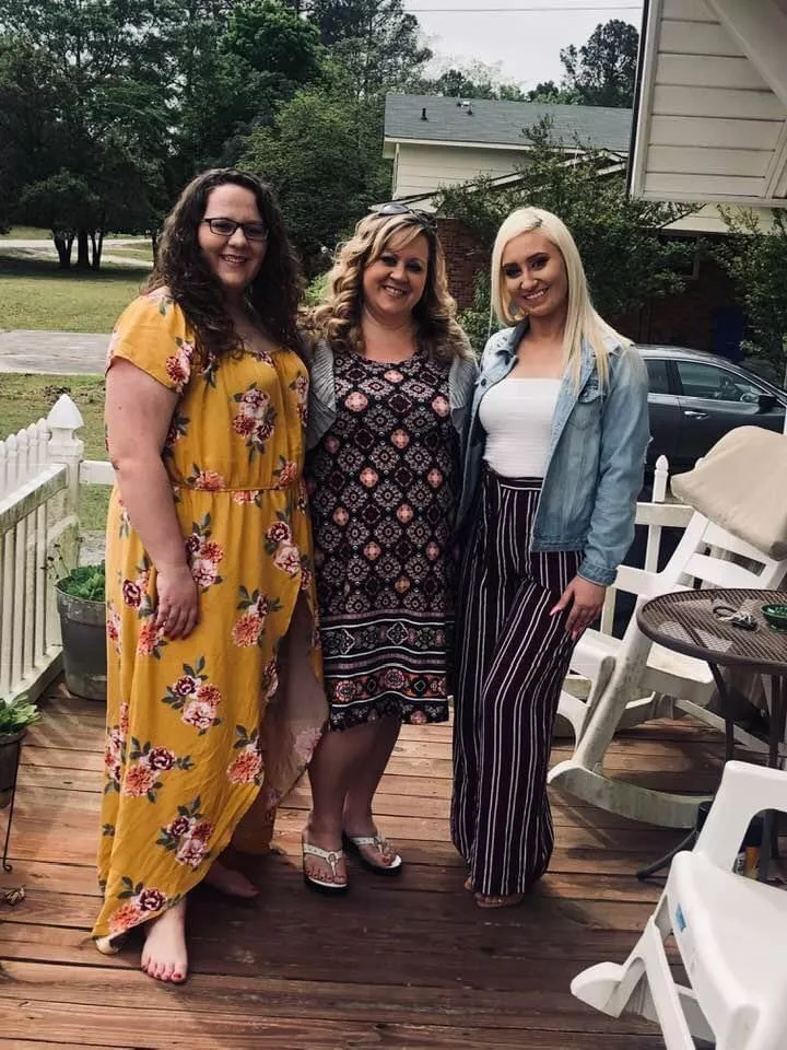 Super thick mom and her two daughters