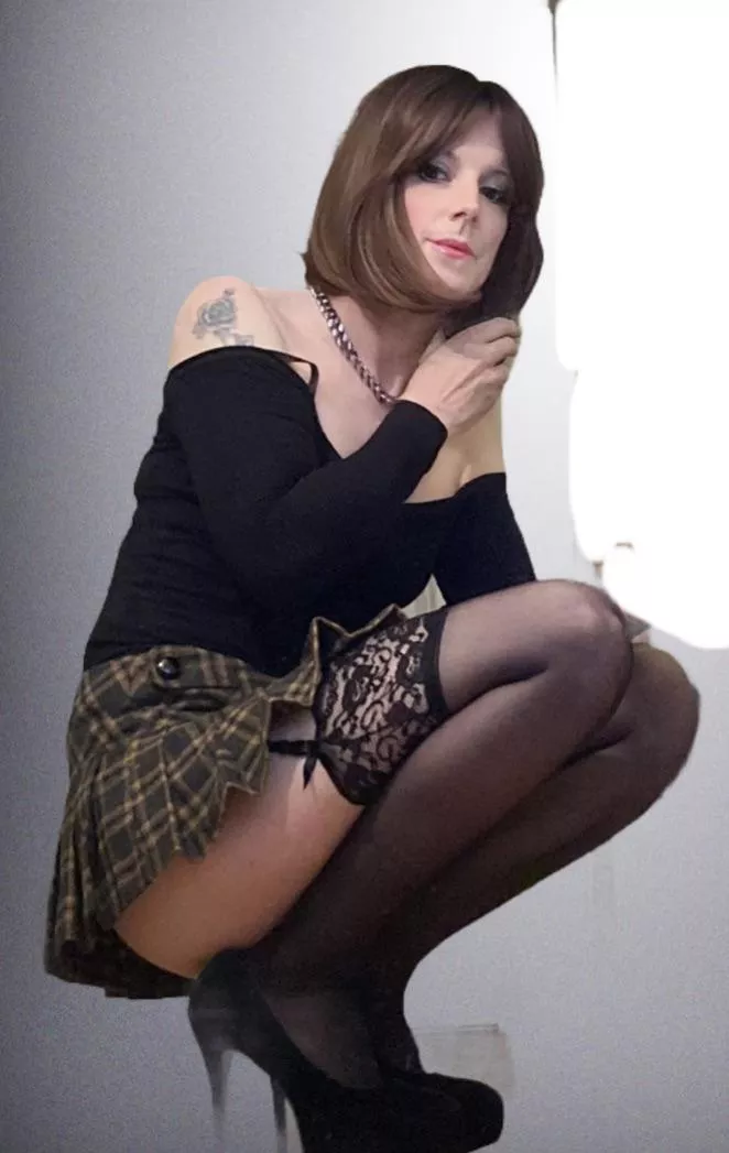 Suzy in micro kilt, stockings and suspenders. Looking for funâ€¦