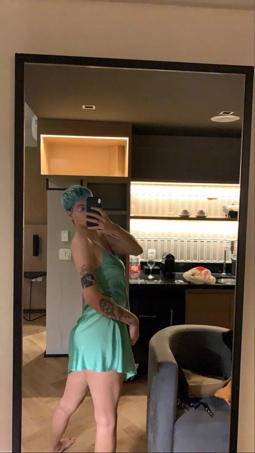 Tall women wearing dresses ðŸ¥µ [f] 6â€™1