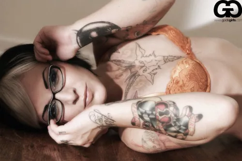 tattooed glasses babe Catra