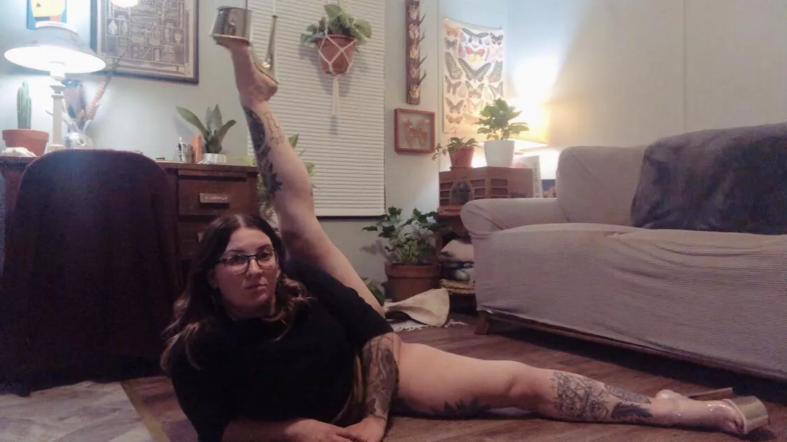 Tattooed horny stoner contortionist with lots of plants and time to kill ðŸ˜ˆ