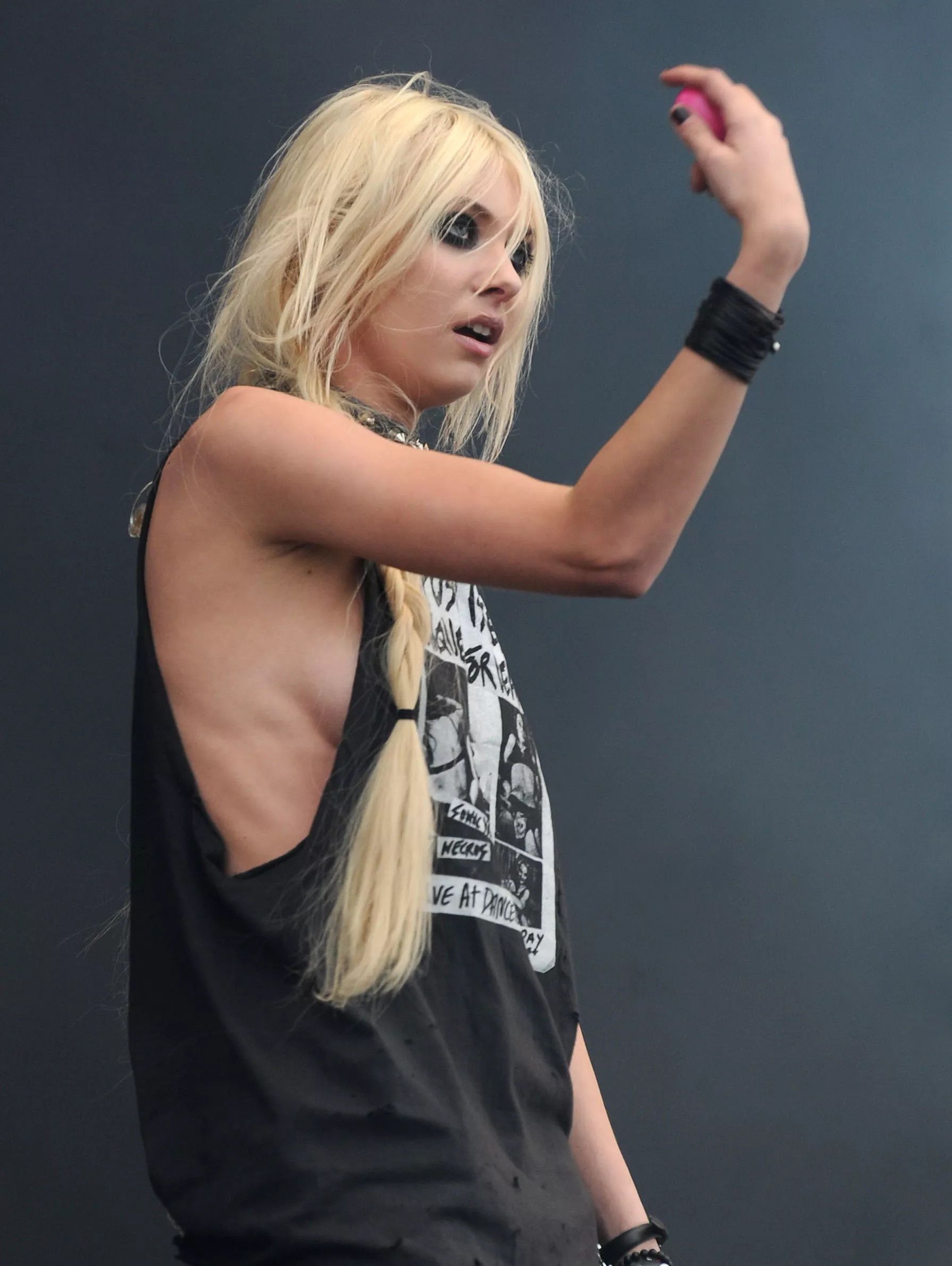 Taylor Momsen - side boob