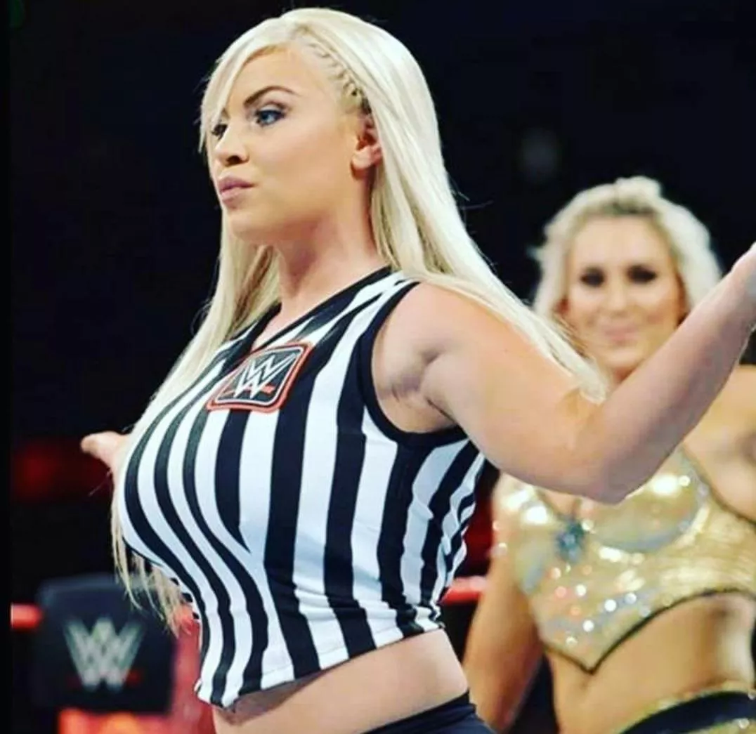 The ref with the MASSIVE tits 😁