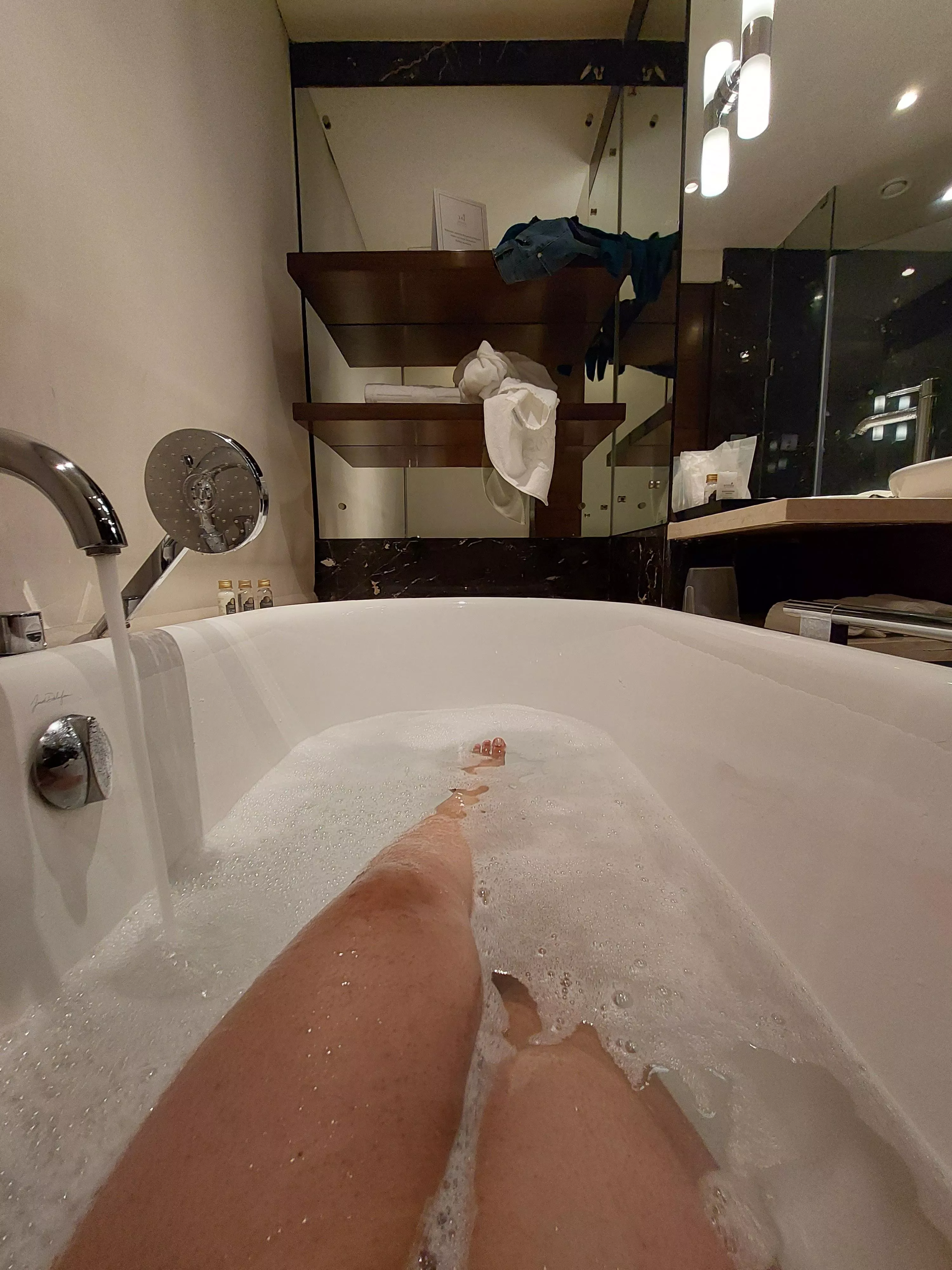 There's just something about fucking in hotel rooms, bathtubs even more. Wanna see more? [F]