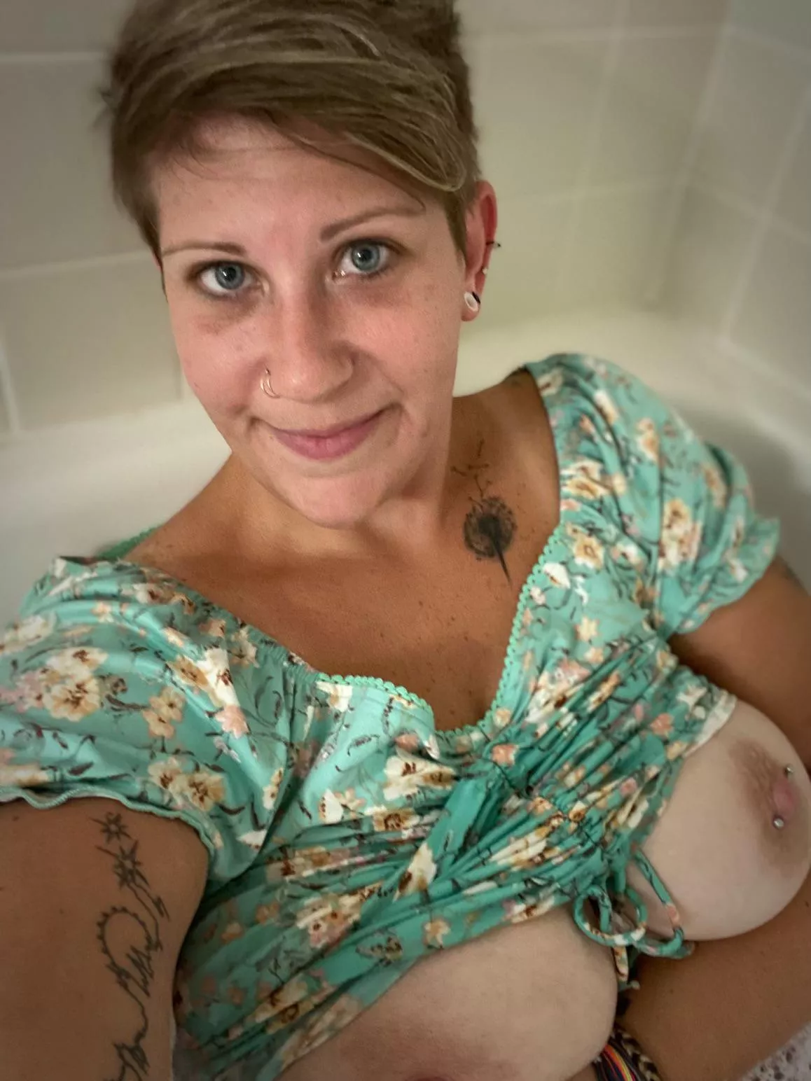 Thicc curvy tatted and pierced MILF gone bad! 😈 Would you play with me???😇😘