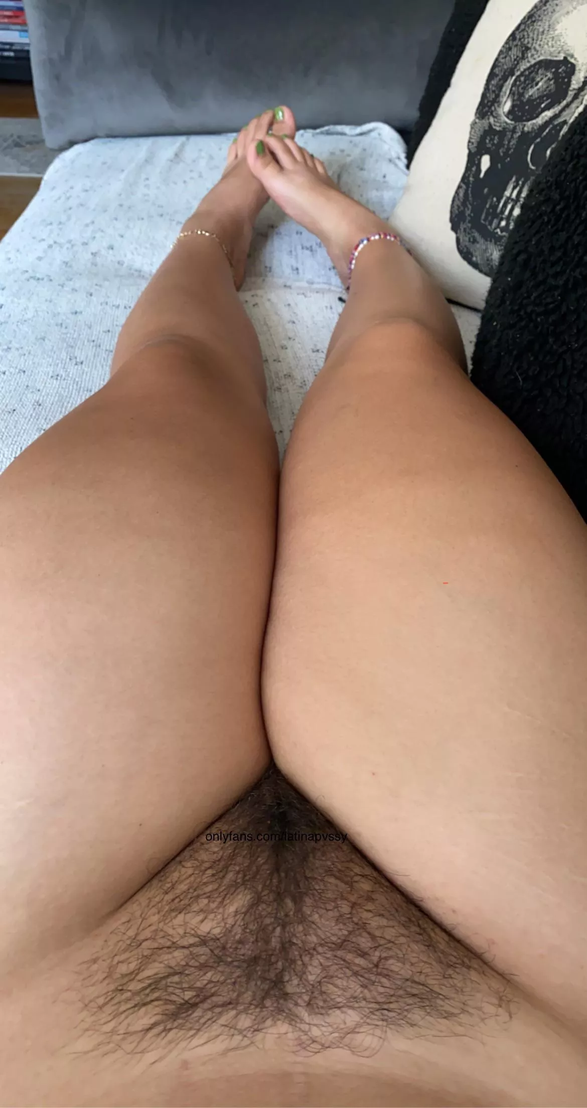 thighs and hairy pussy 😩