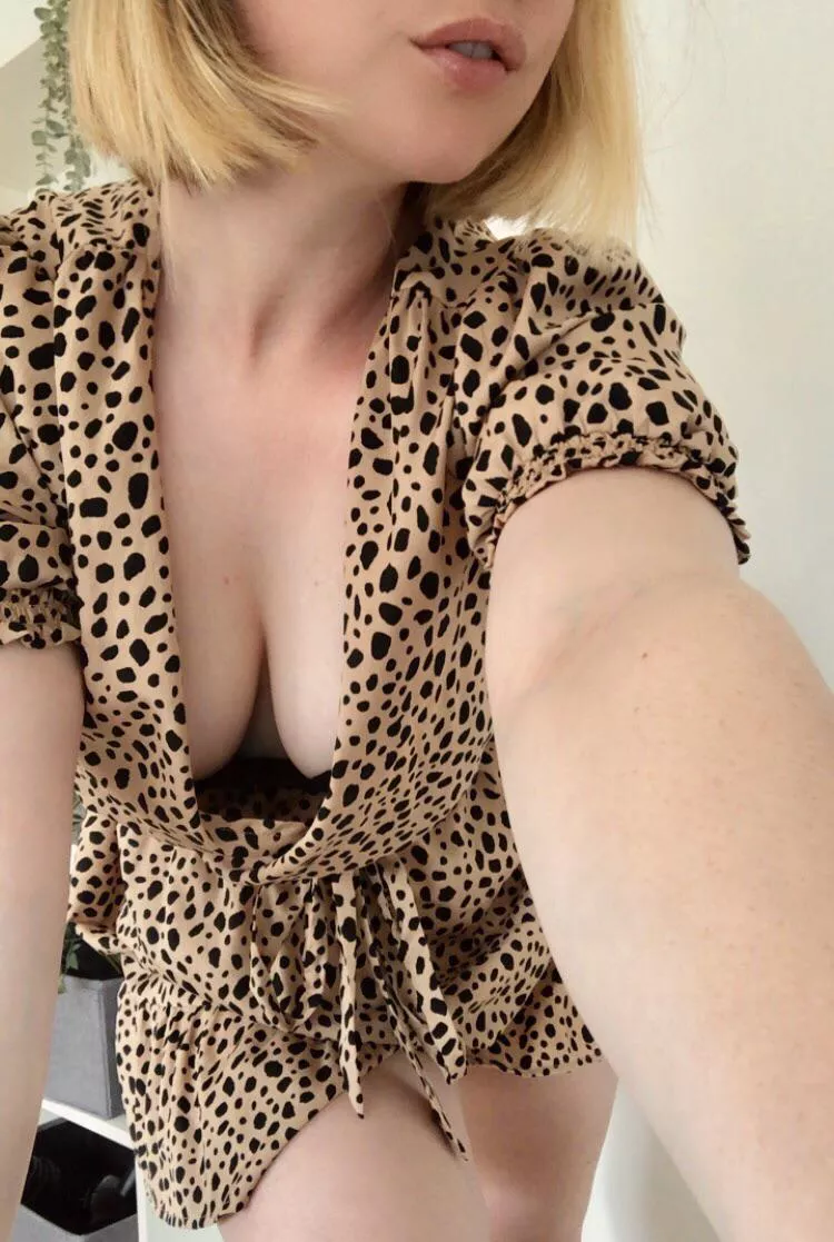 This dress definitely has potential for an awkward downblouse moment! [f]