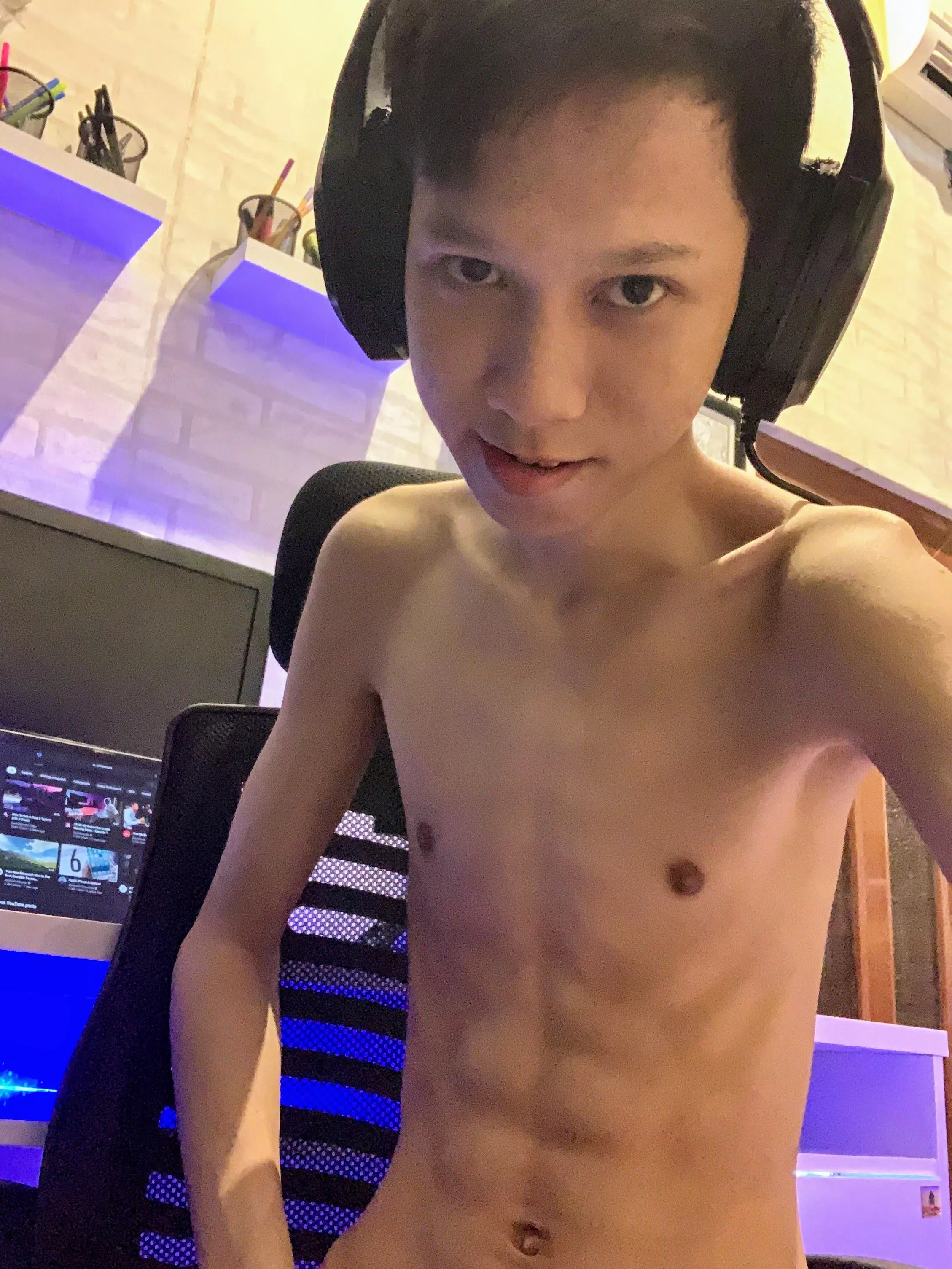 This gaymer boy with abs is ready to play 😈