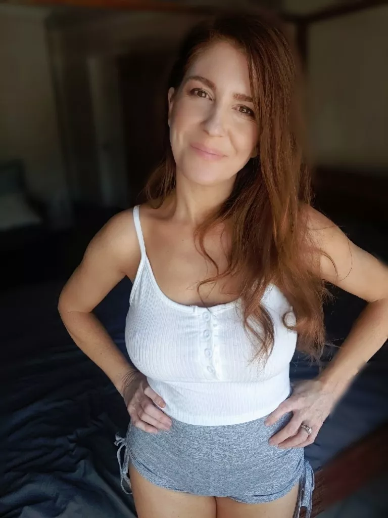 This MILF is enjoying her day off and is definately not putting a bra on today