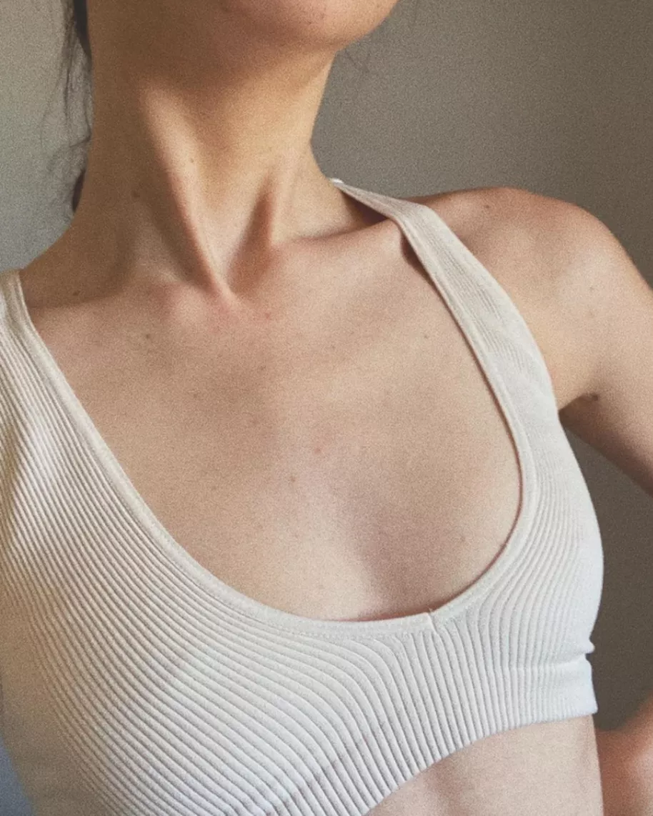 Those collarbones are so kissable!