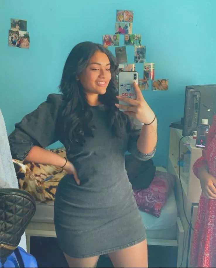 Tight dress on my curvy niece (19)