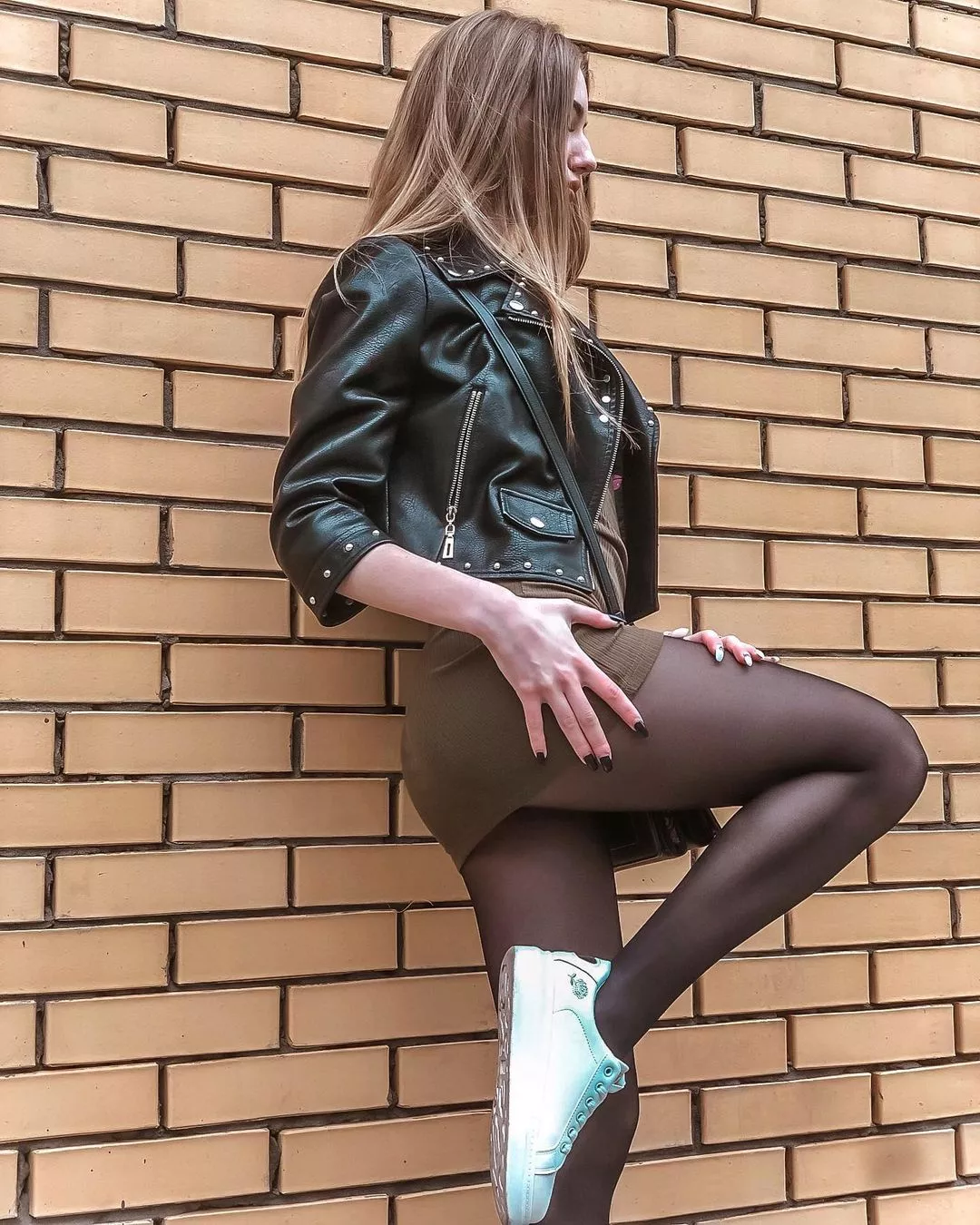 Tight skirt, sneakers, tights