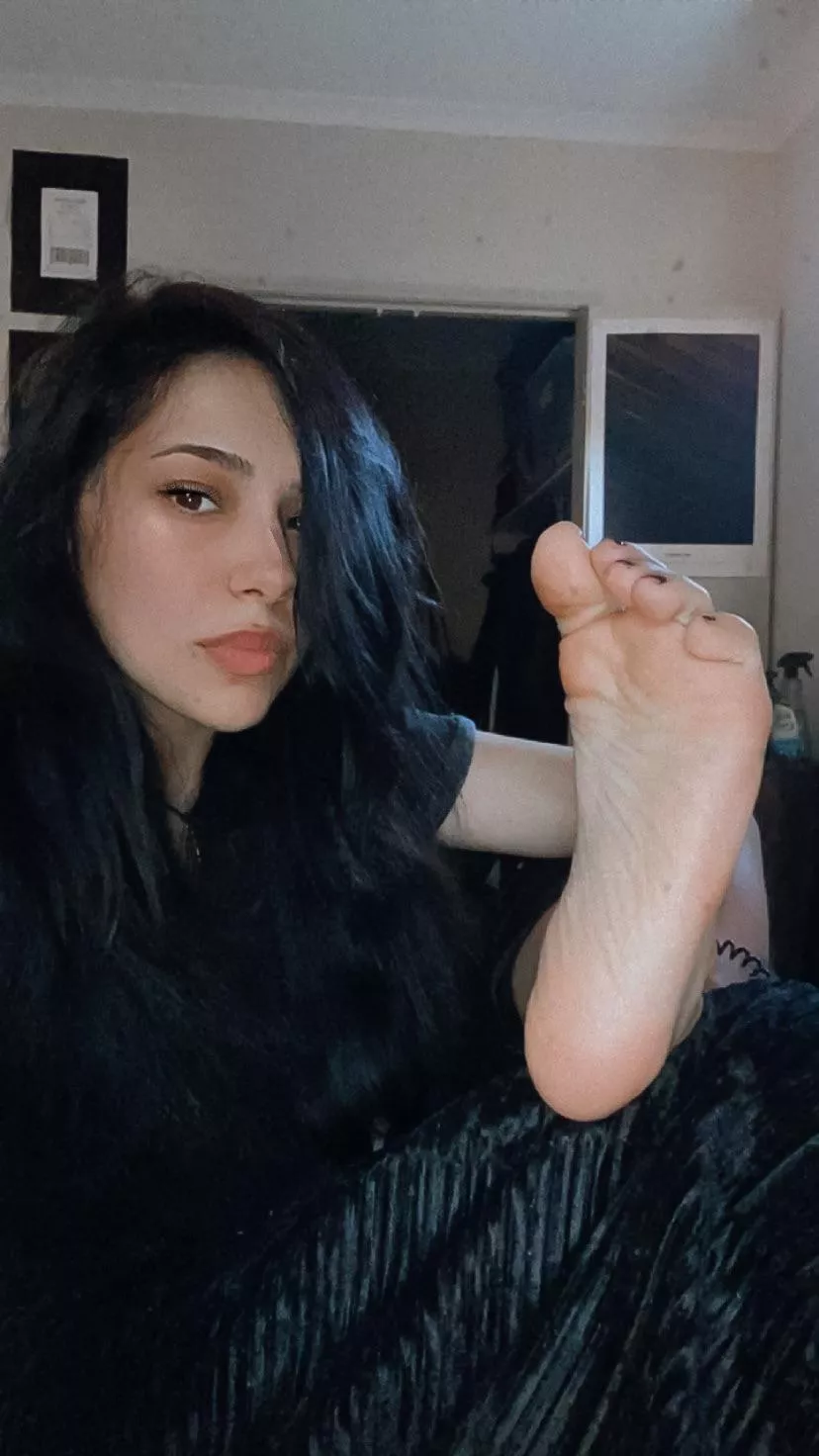 time to smell my soles ✨