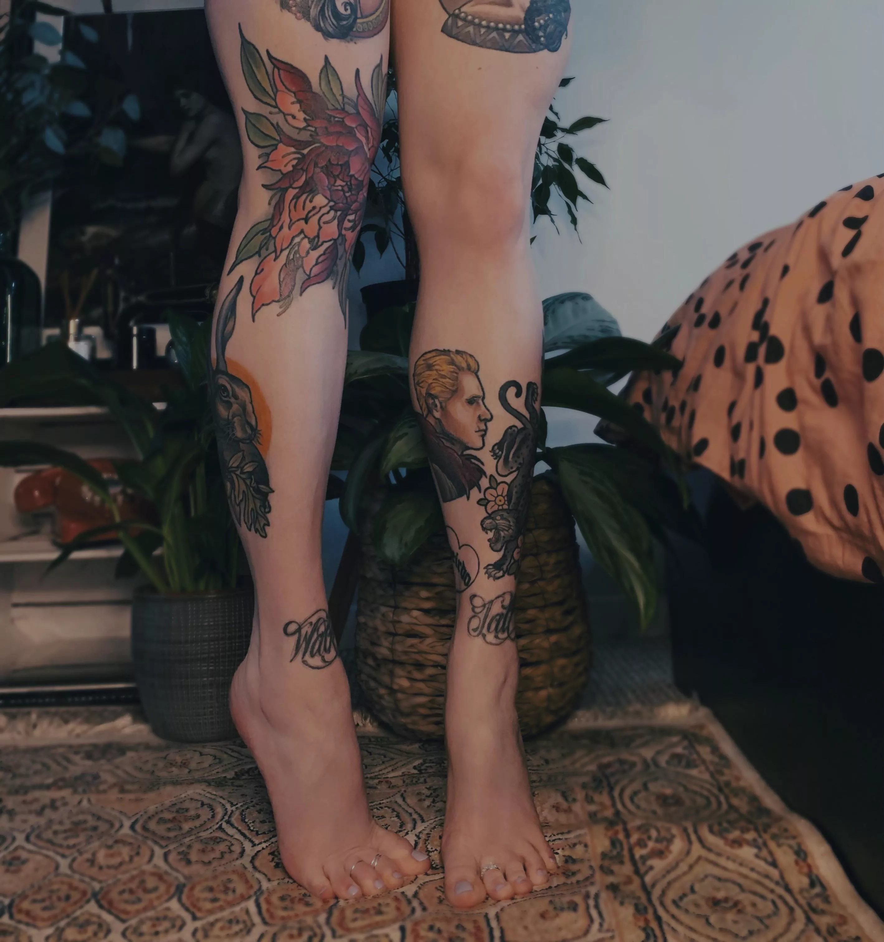 Tippy toes, wanna kiss my soles and arches? Maybe my tattoos, too 💋🦶🏻