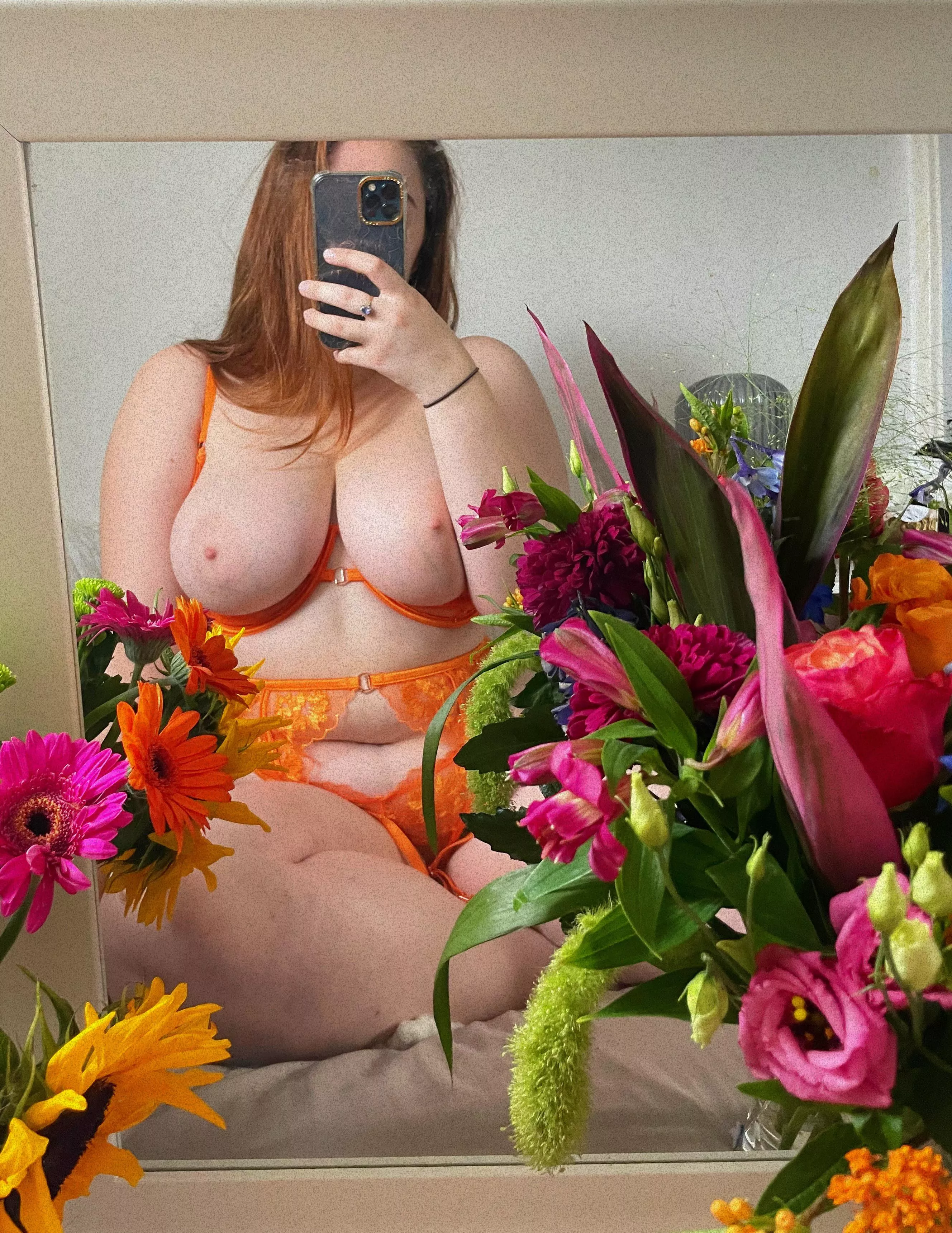 Titties and flowers ðŸŒ·ðŸŒ¾