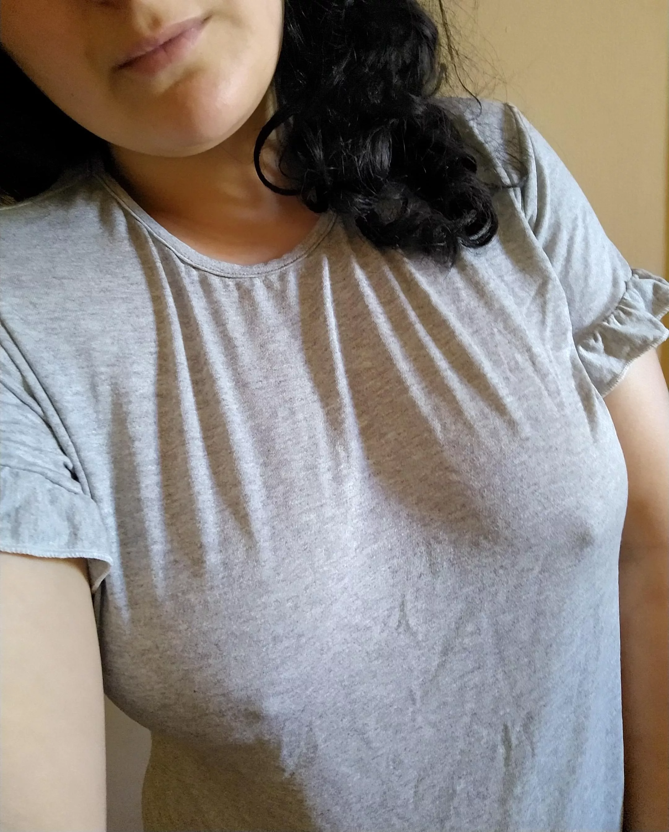 Today is hot. I'll go out braless 😋