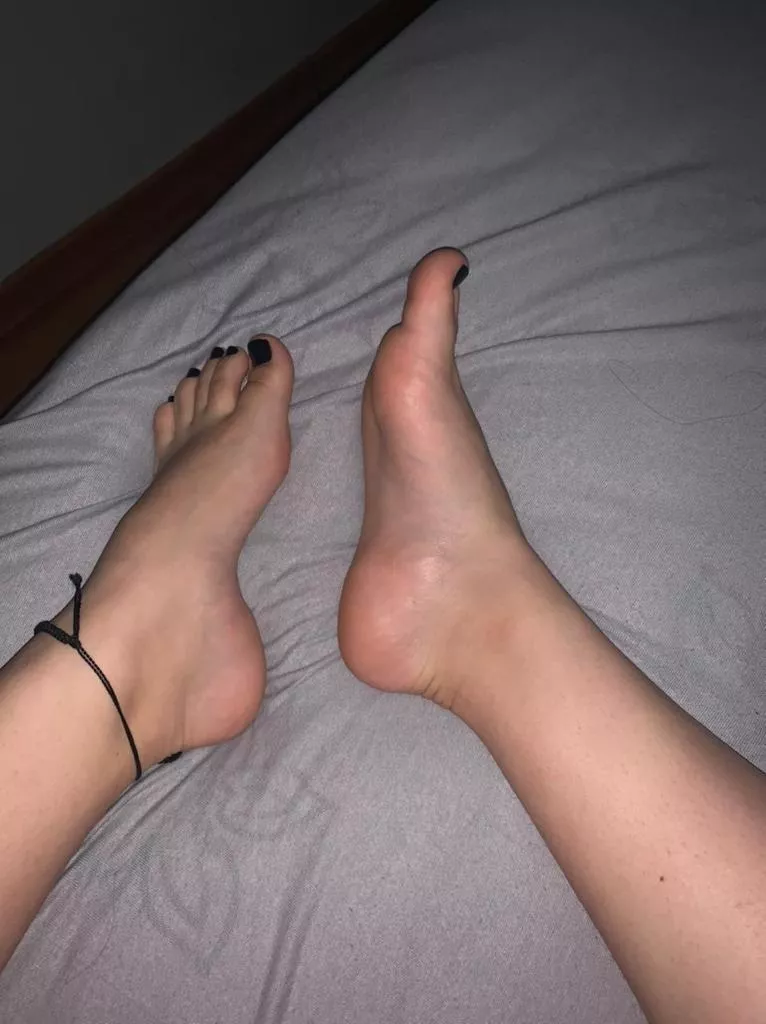 toes n soles, what looks better? 🙈 they all ready for fun. dms/pms r welcome