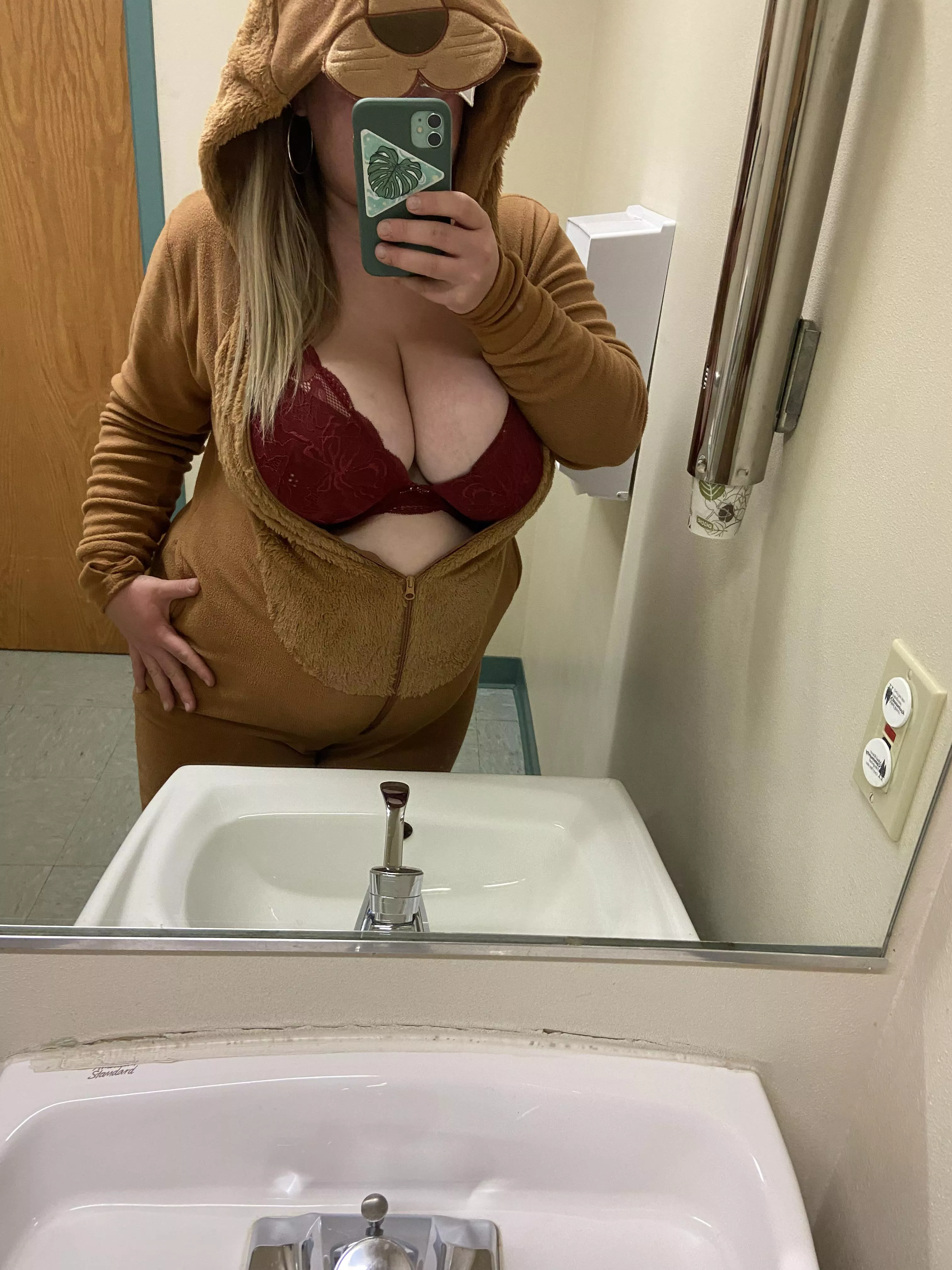 Traded scrubs for a lion suit in the clinic today ðŸ©ºðŸ¦ my patients loved it! [F]