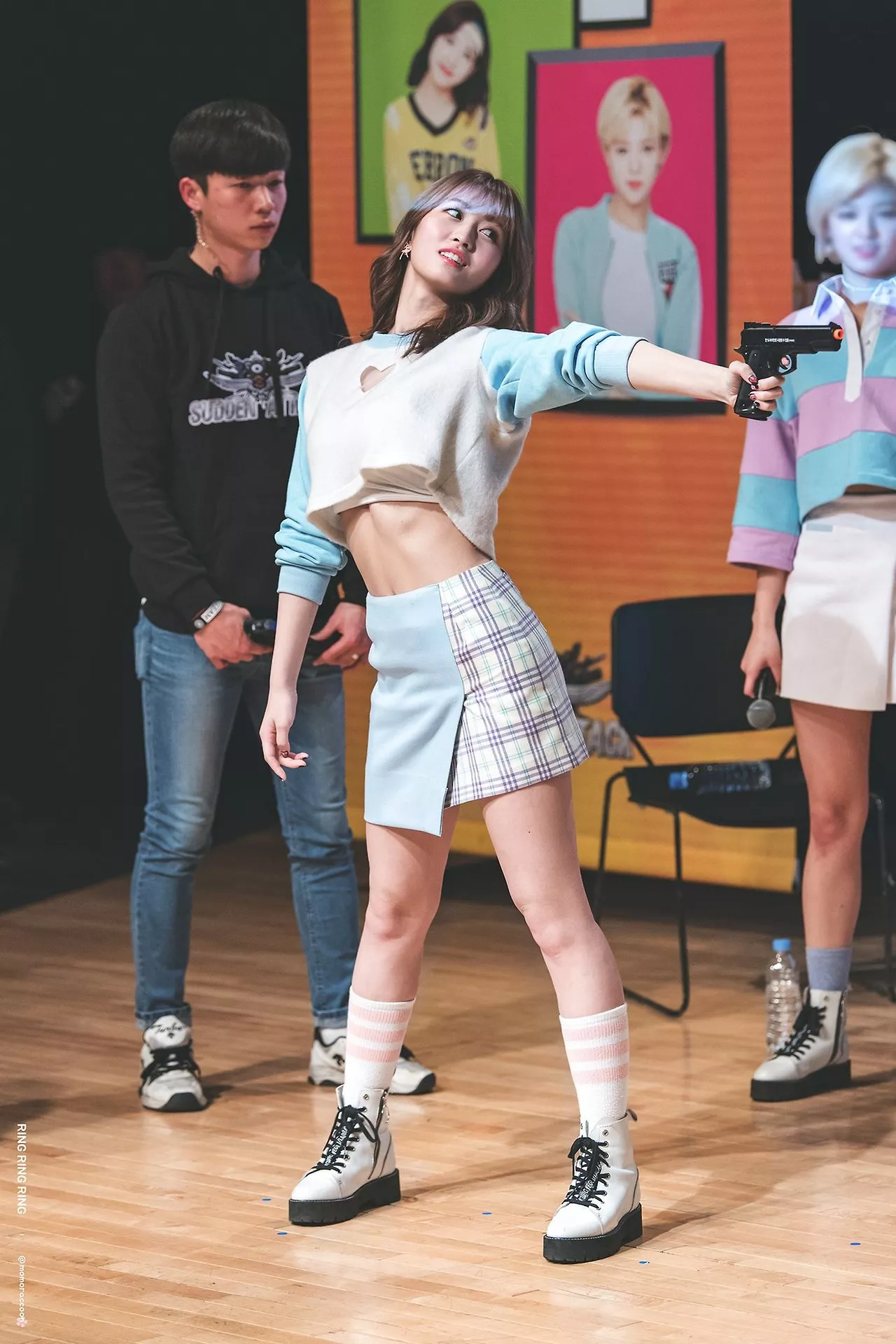 Twice Momo's fit tummy!