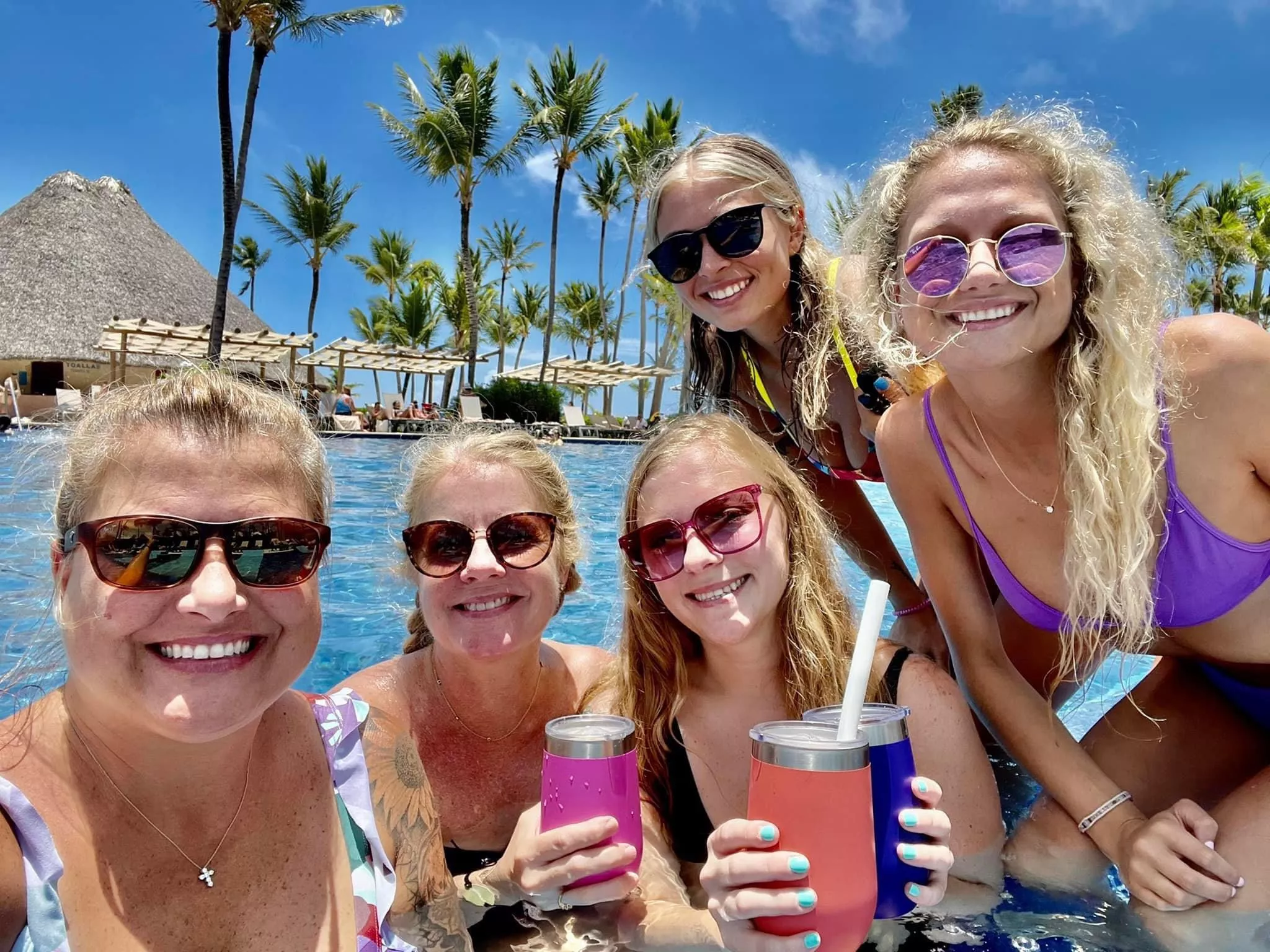 Two hot mommas and three sexy daughters 👀💙🌴