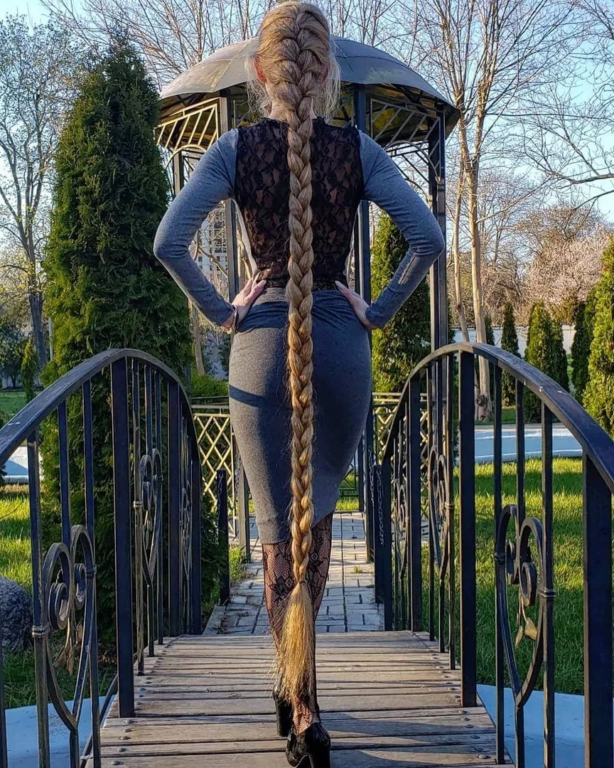 Ukrainian Alyona Kravchenko from Odessa has been growing her hair since she was five years old - she is now 34 years old, and she can boast a hair 1.8 meters long.