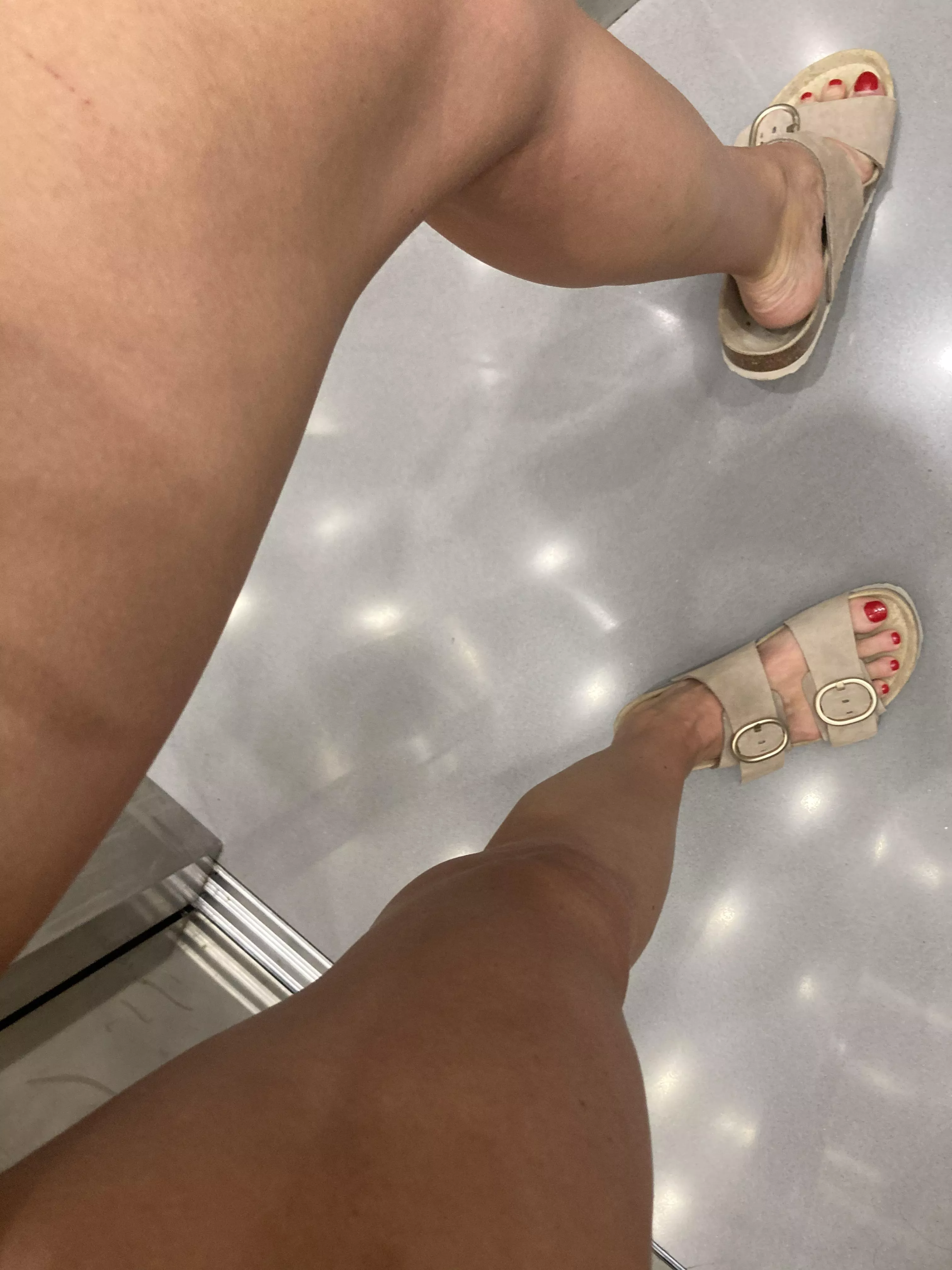 Upvote if you'd lick my feet clean in the elevator while I film it ðŸ¤³ðŸ’¦