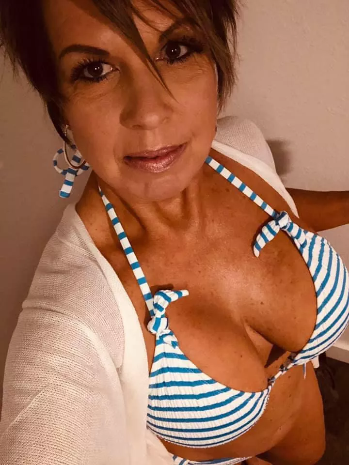 Vickie has some great MILF tits. I can’t help it, they really turn me on