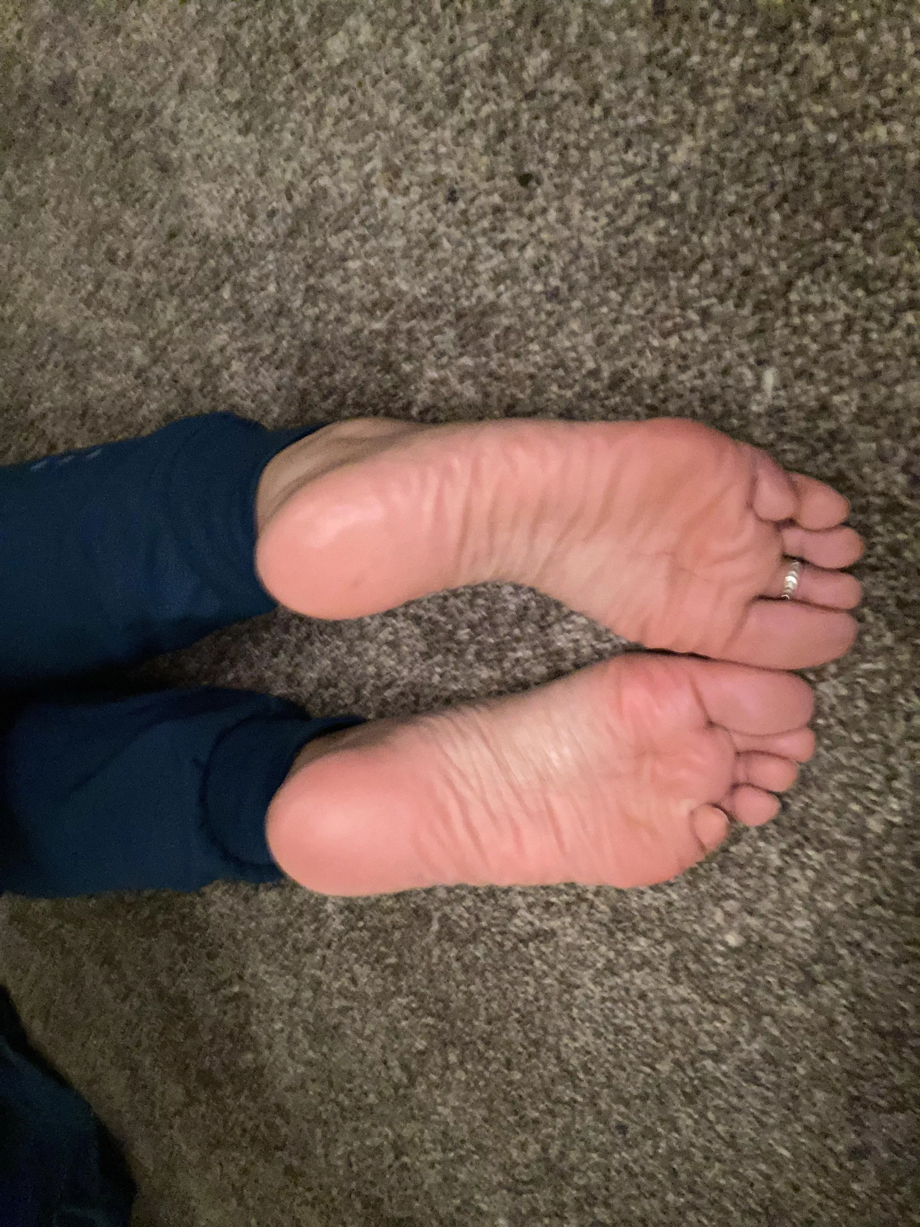 Waiting for some cum and someone to fuck my sole