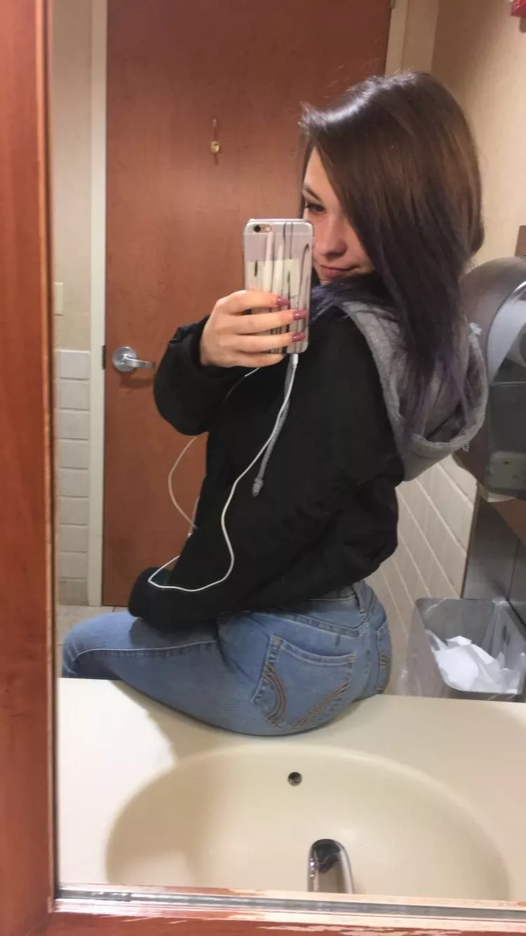 âœ¨ Wanna have some fun with this sweet petite? ðŸ˜ I offer [premades] [customs] [sext] [cam] sessionsðŸ¥µ and if you want me to be your girlfriend we can try [GFE] ðŸ˜ðŸ’š