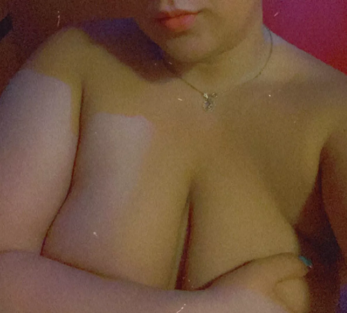 Went tanning so I took a picï¿¼ if you simps looked at my tits more than 3 seconds you need to send to me now ï¿¼ï¿¼ï¿¼